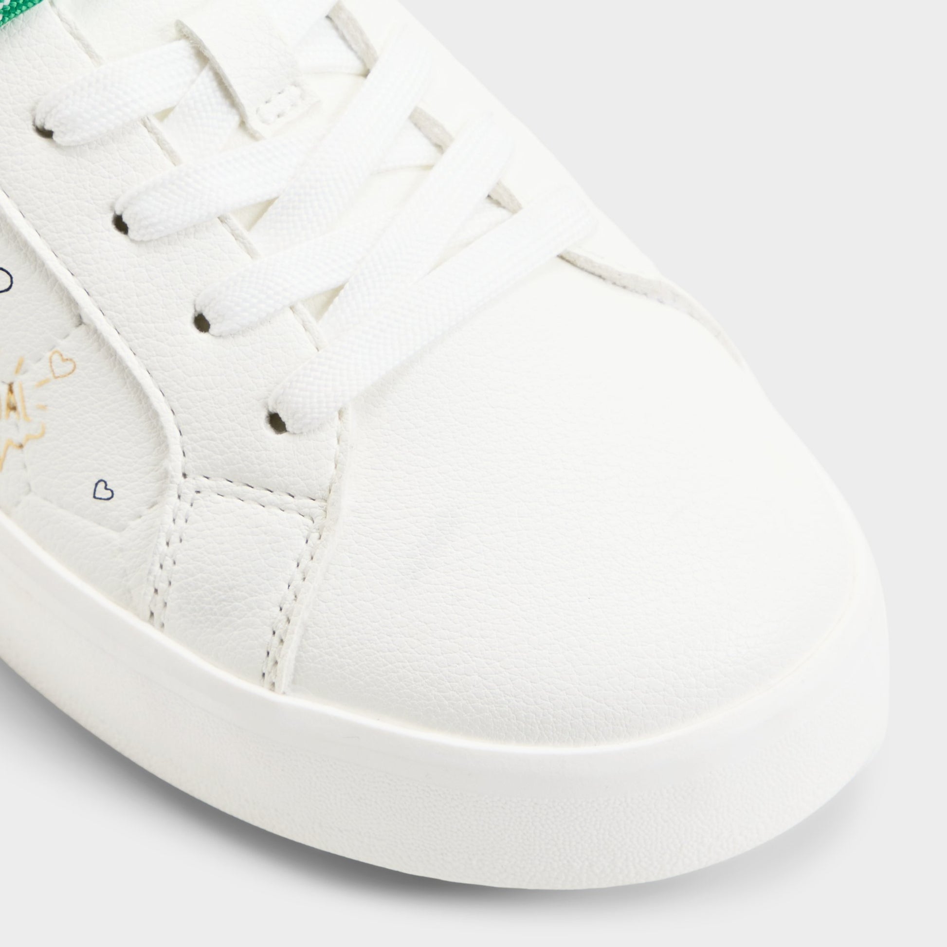 Close-up of the White combo Cheer