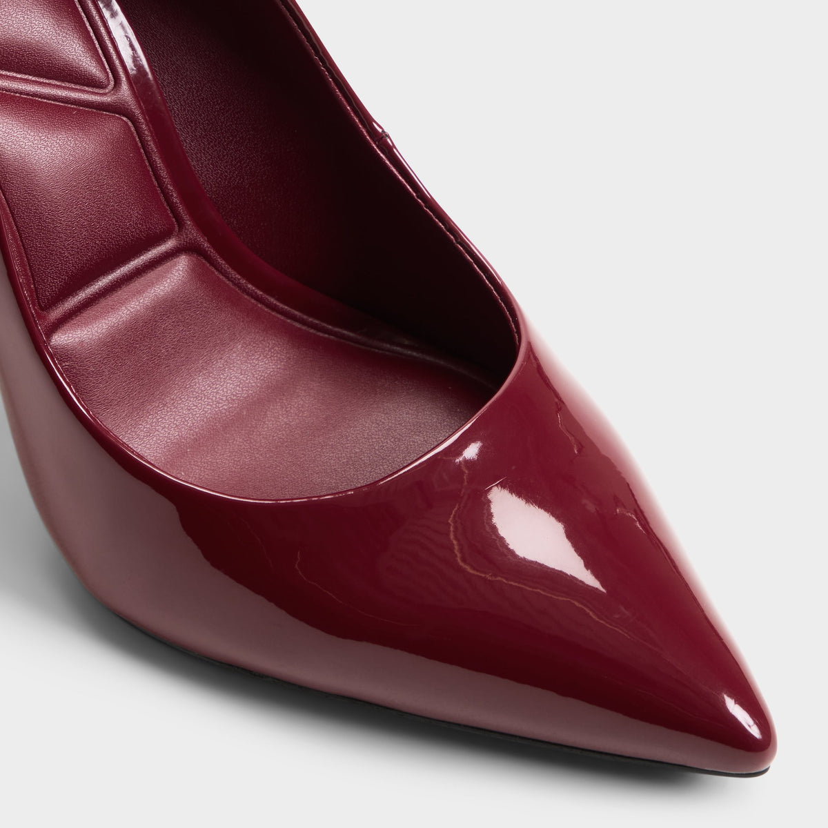 Close-up of the Dark red Stessy2.0-xt Pump