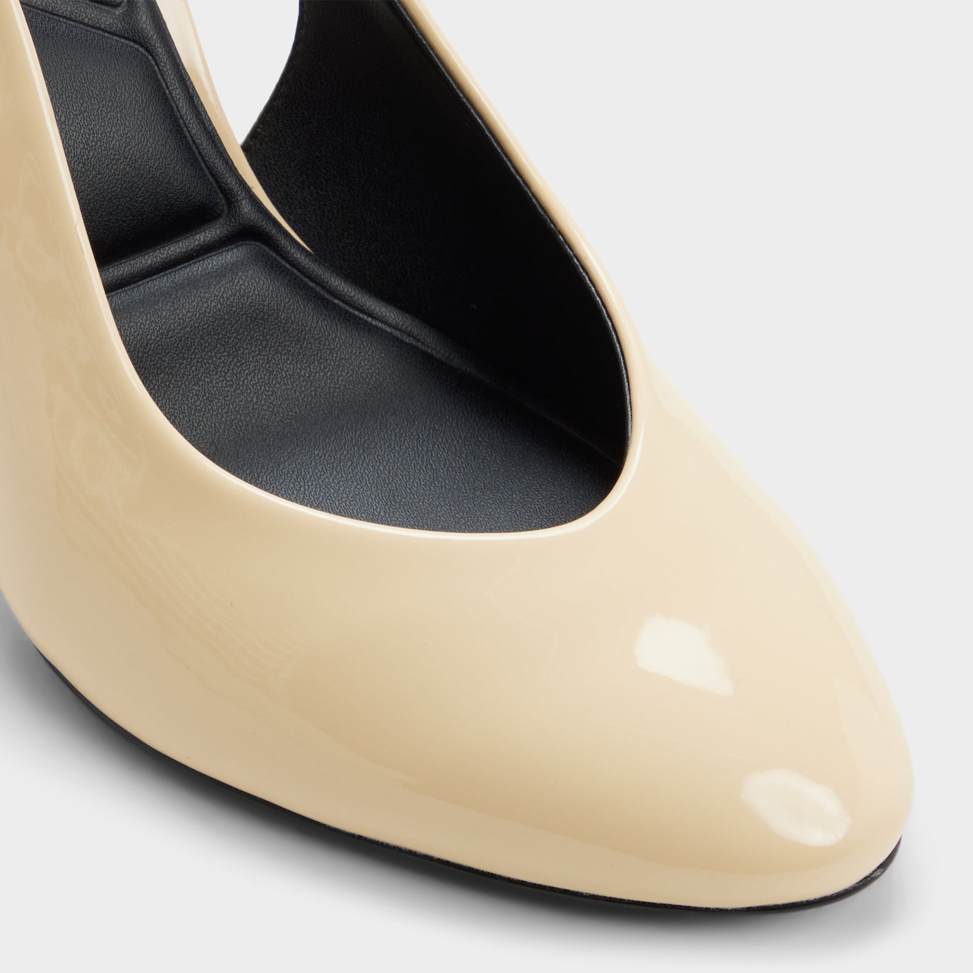 Close-up of the Light yellow Annalore Slingback high heel