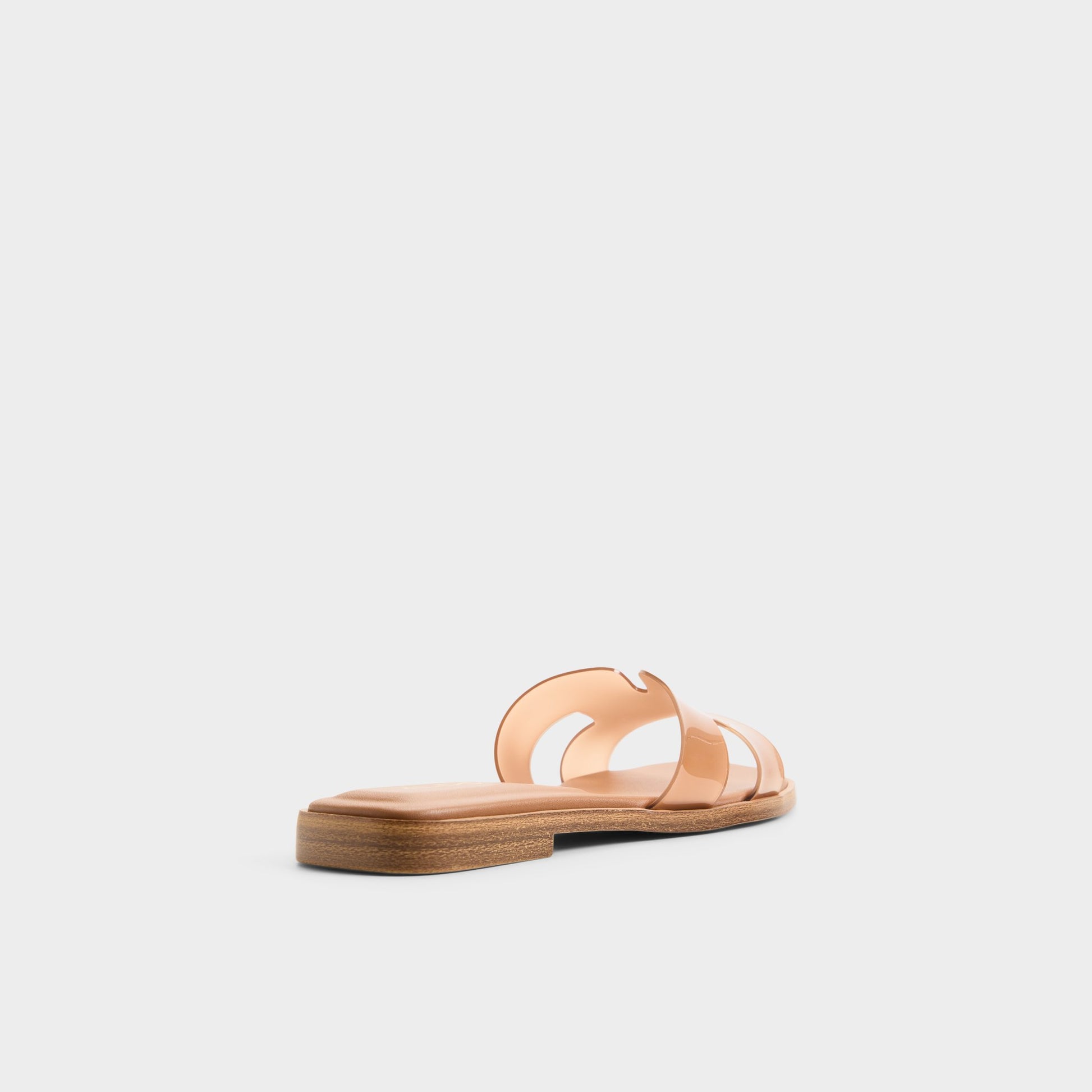 Three-quarter angle of Tan Itsandal 's back side