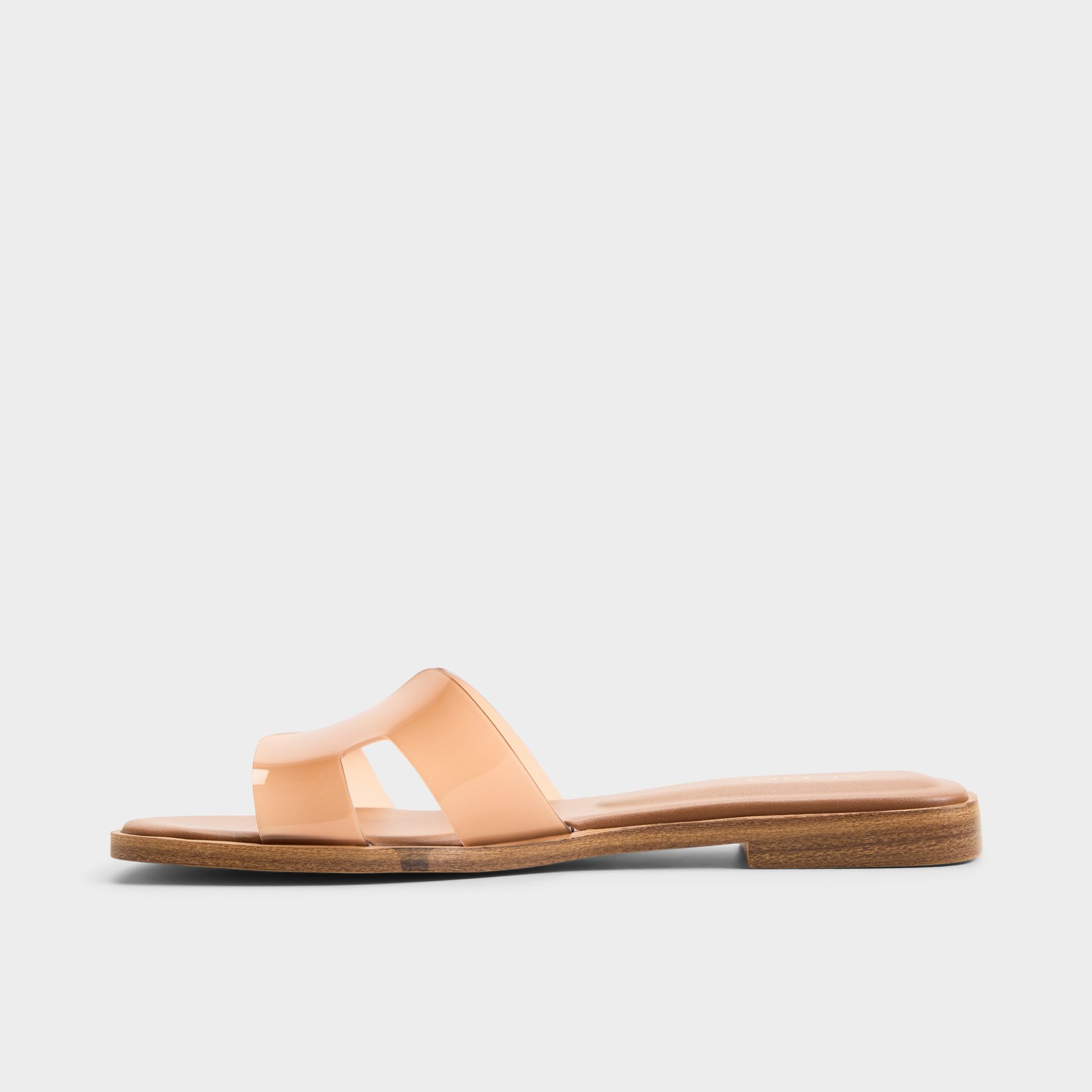 Side view of Tan Itsandal