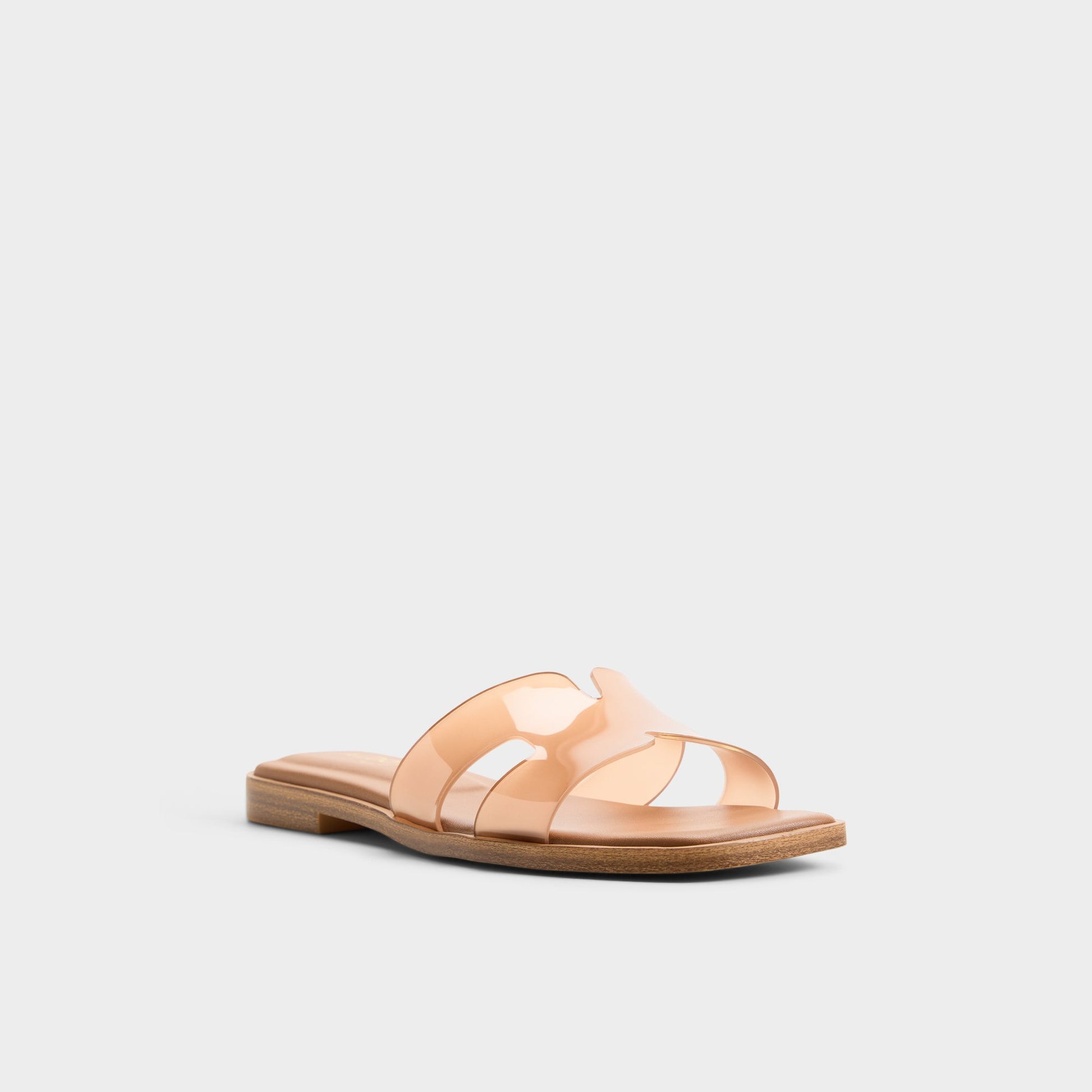 Three-quarter angle of Tan Itsandal 's front side