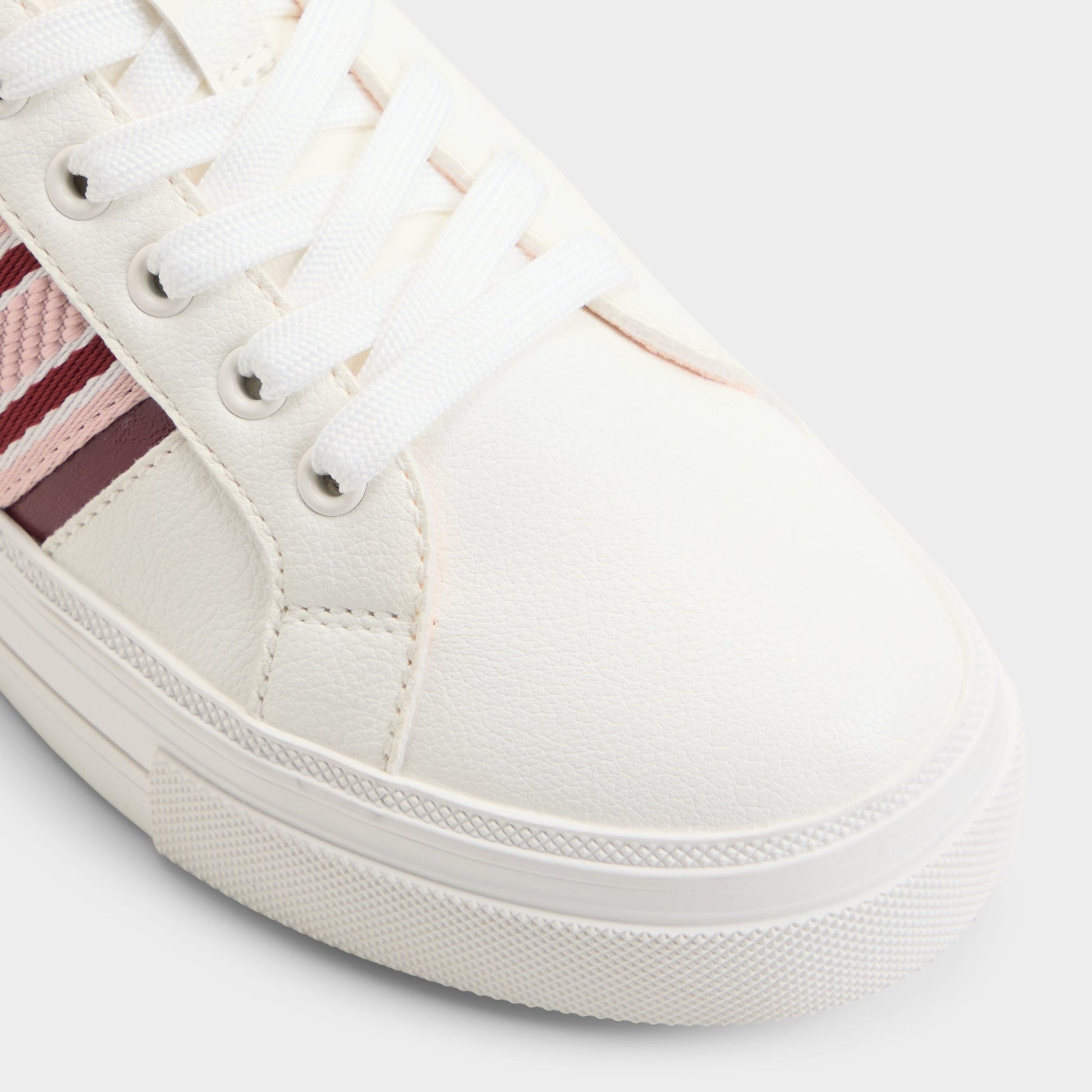 Close-up of the White combo Saddie