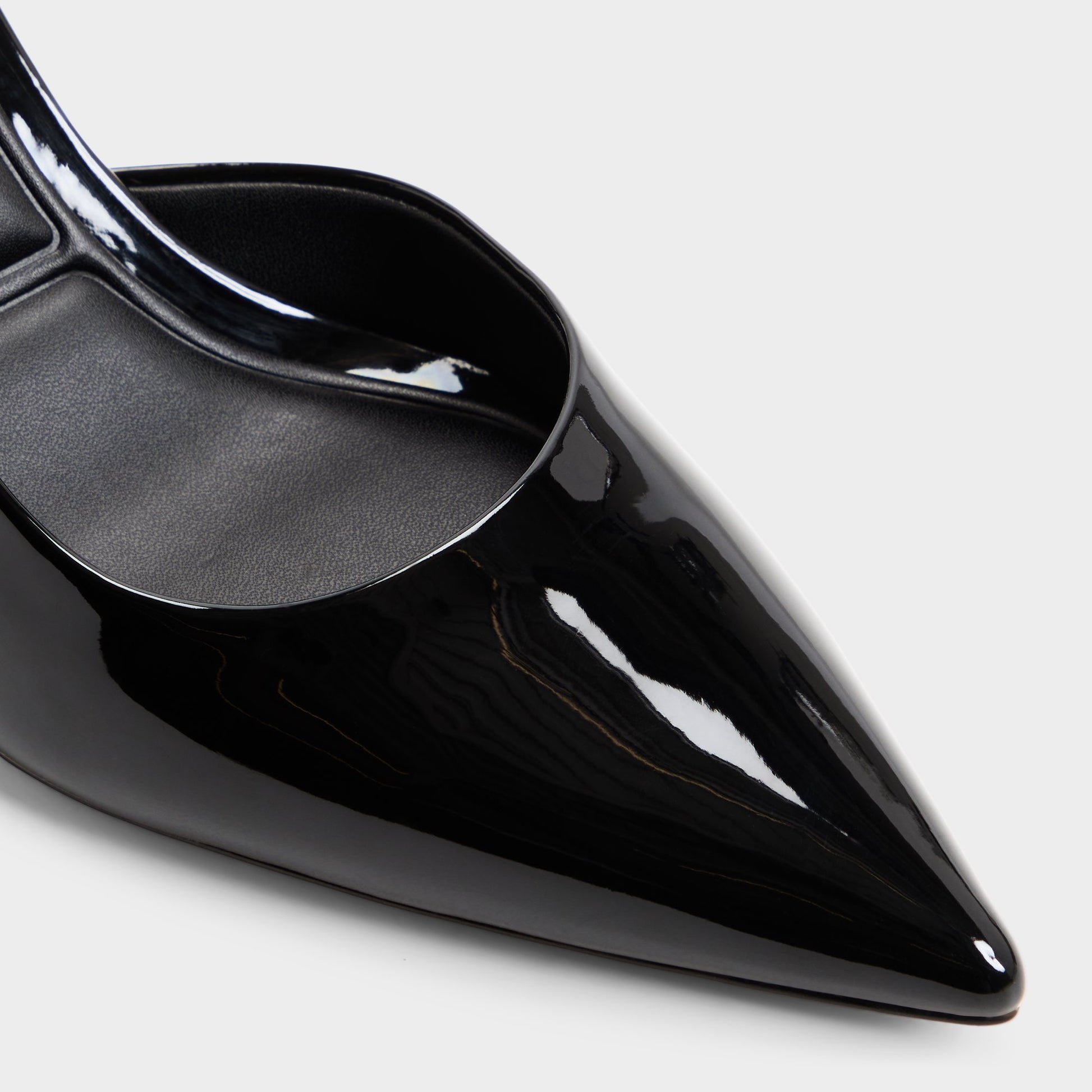 Gros plan de la Noir Stessylowsling Talon haut à bride arrière