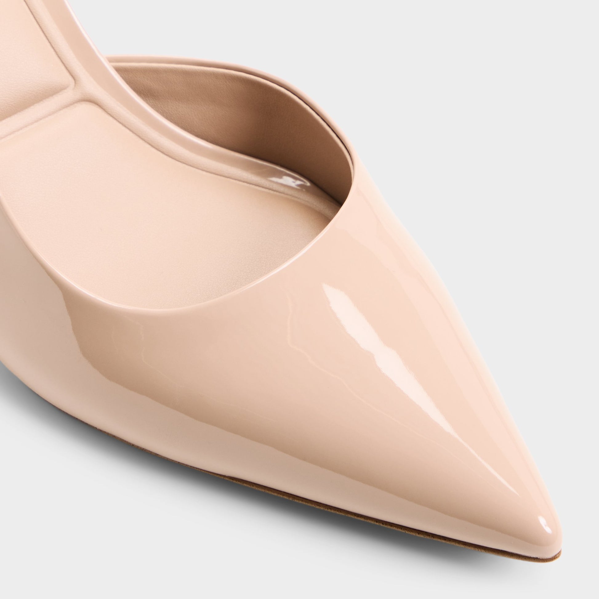 Gros plan de la Moyen beige Stessylowsling Talon haut à bride arrière