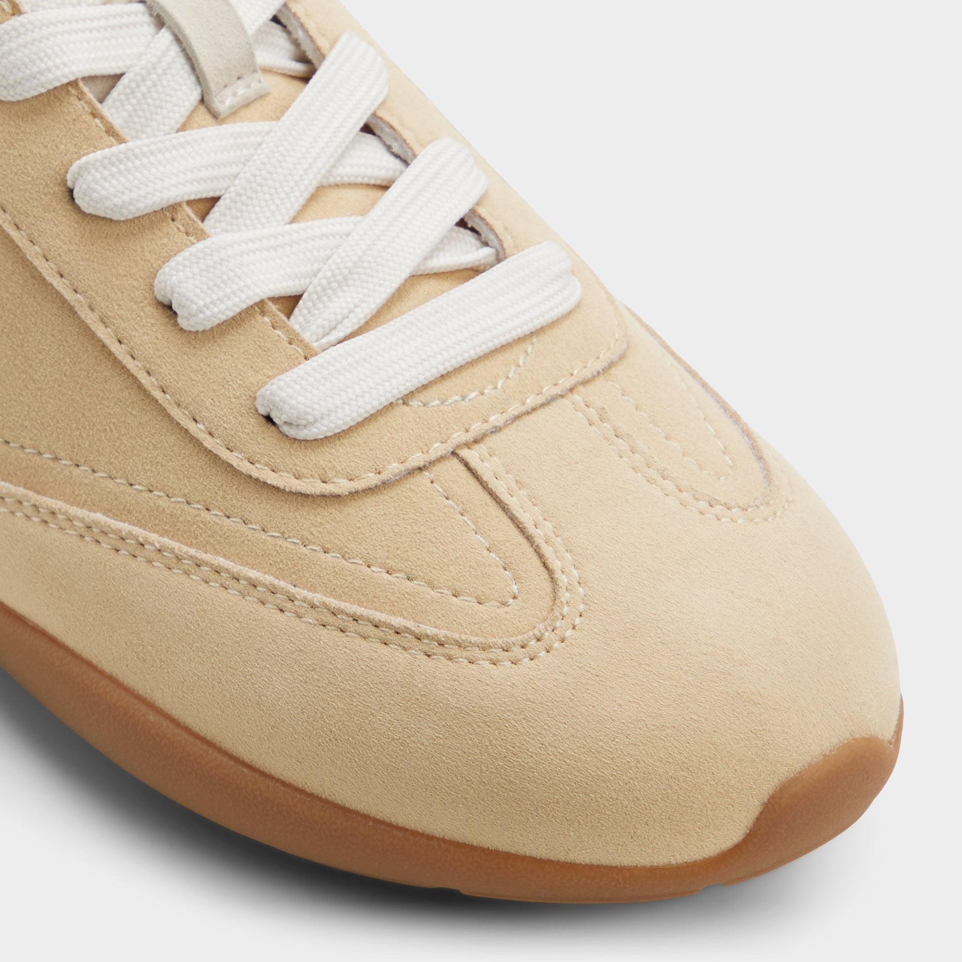 Close-up of the Medium yellow Lyvie Sneaker