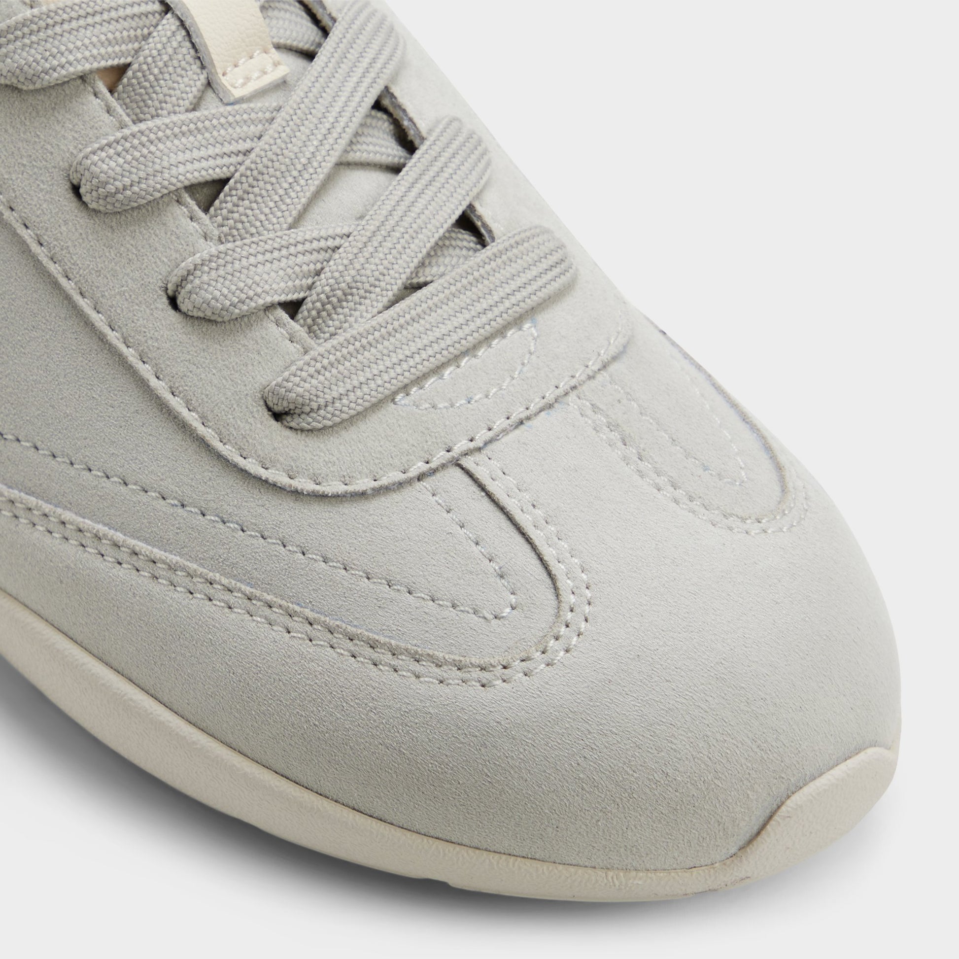 Close-up of the Light grey Lyvie Sneaker