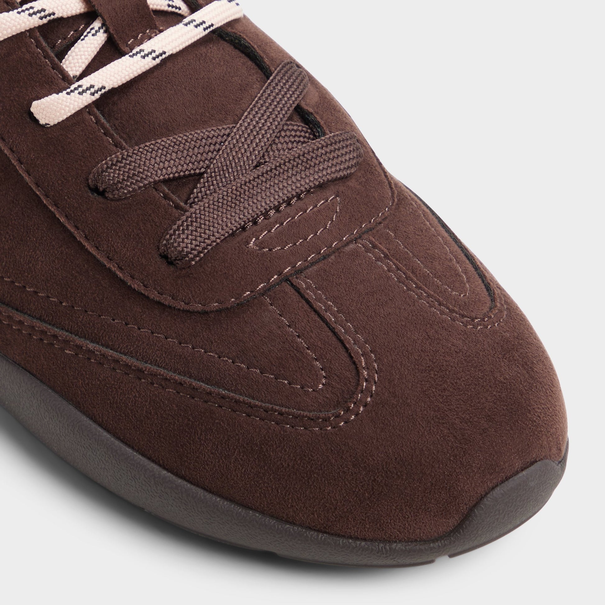 Close-up of the Dark brown Lyvie Sneaker