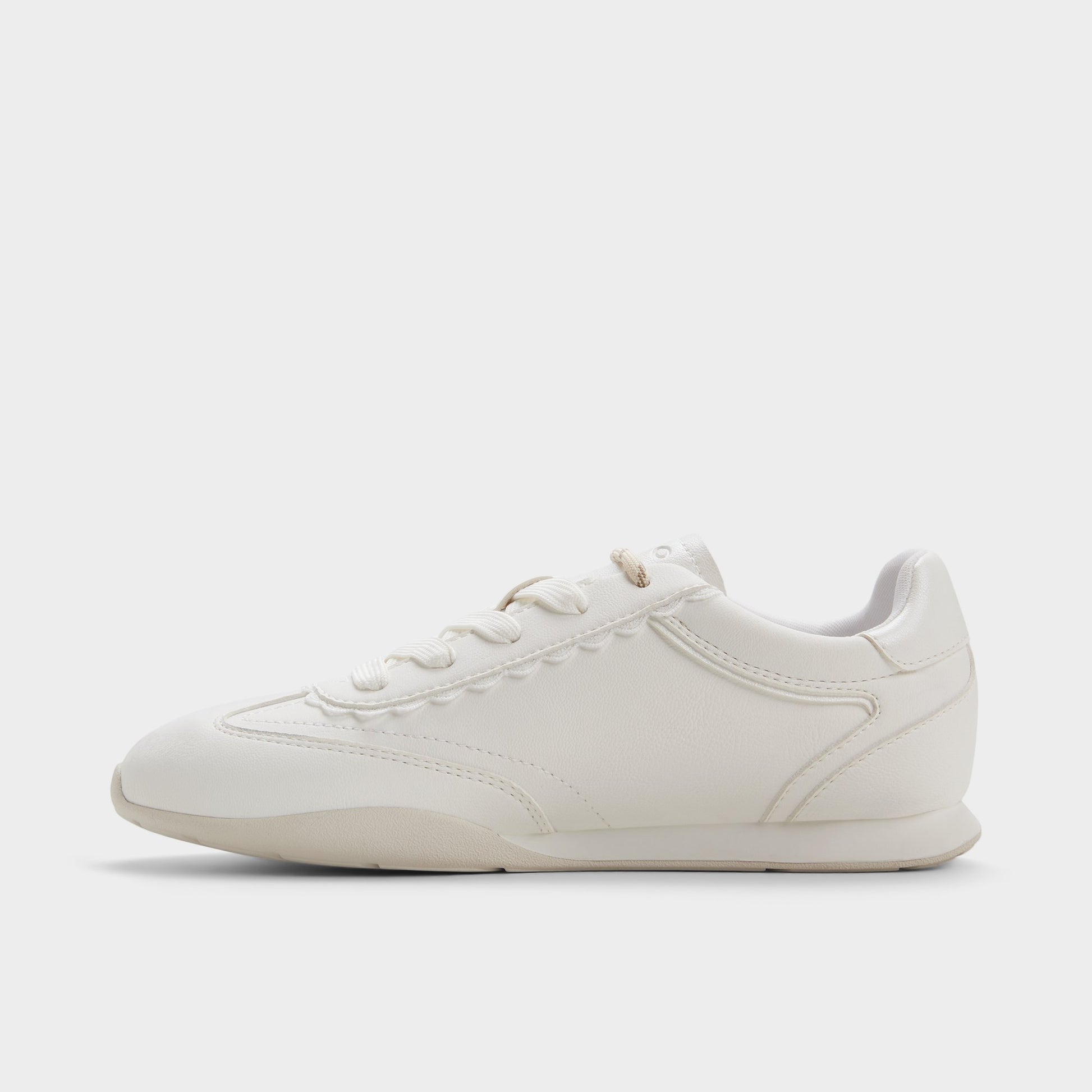 Side view of White Lyvie