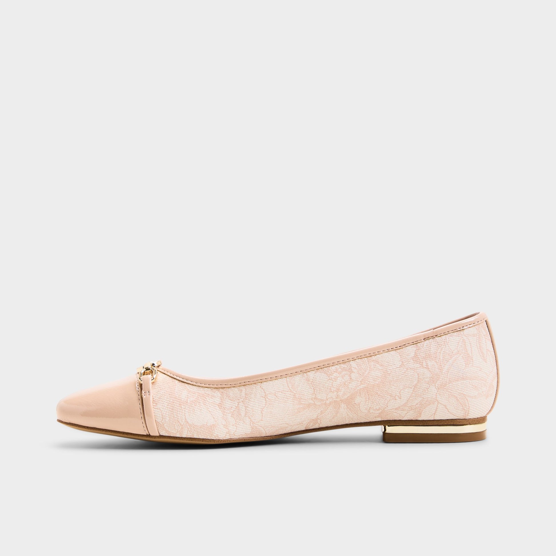 Vue latérale de Rose Krishelle Ballerine