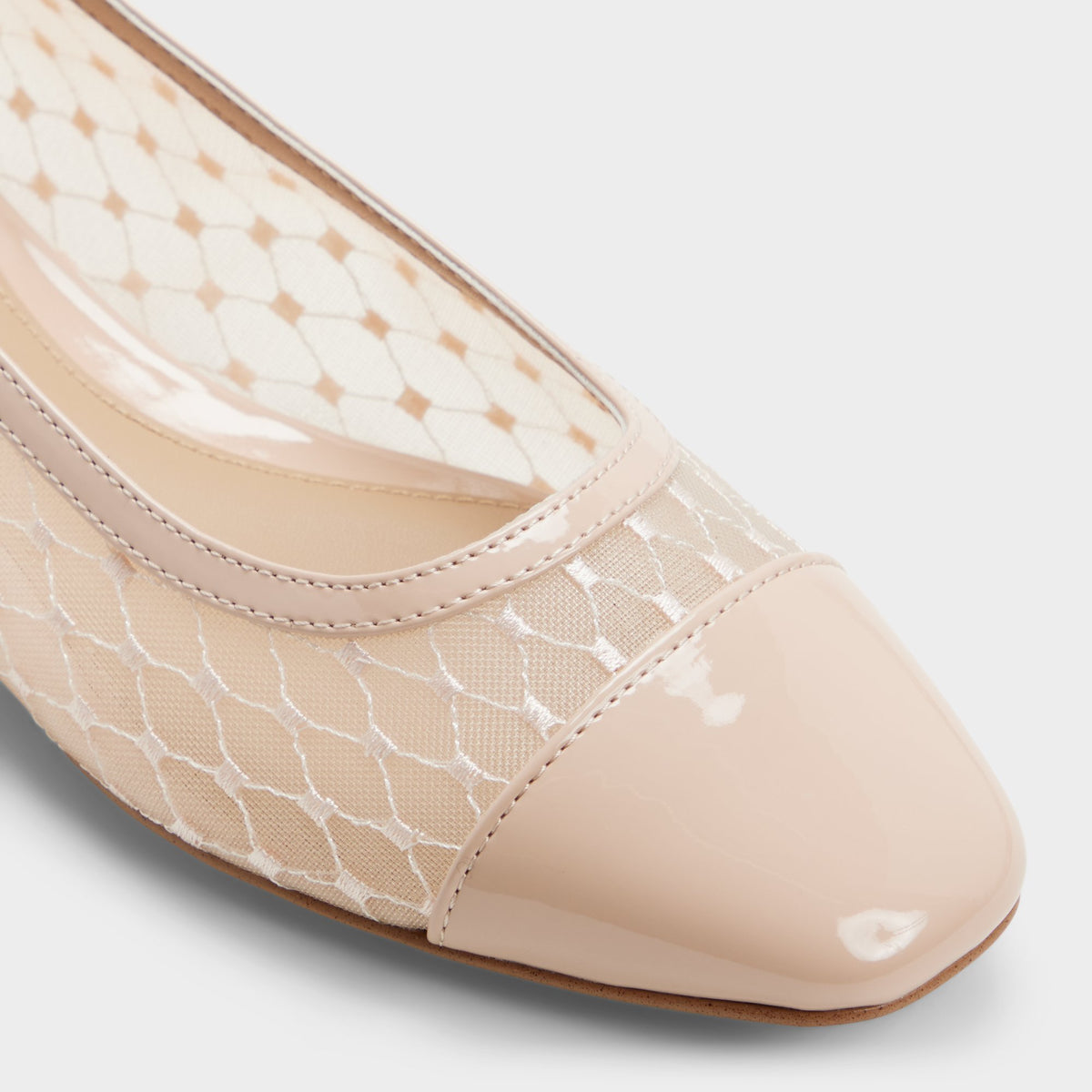 Close-up of the Medium beige Olohas