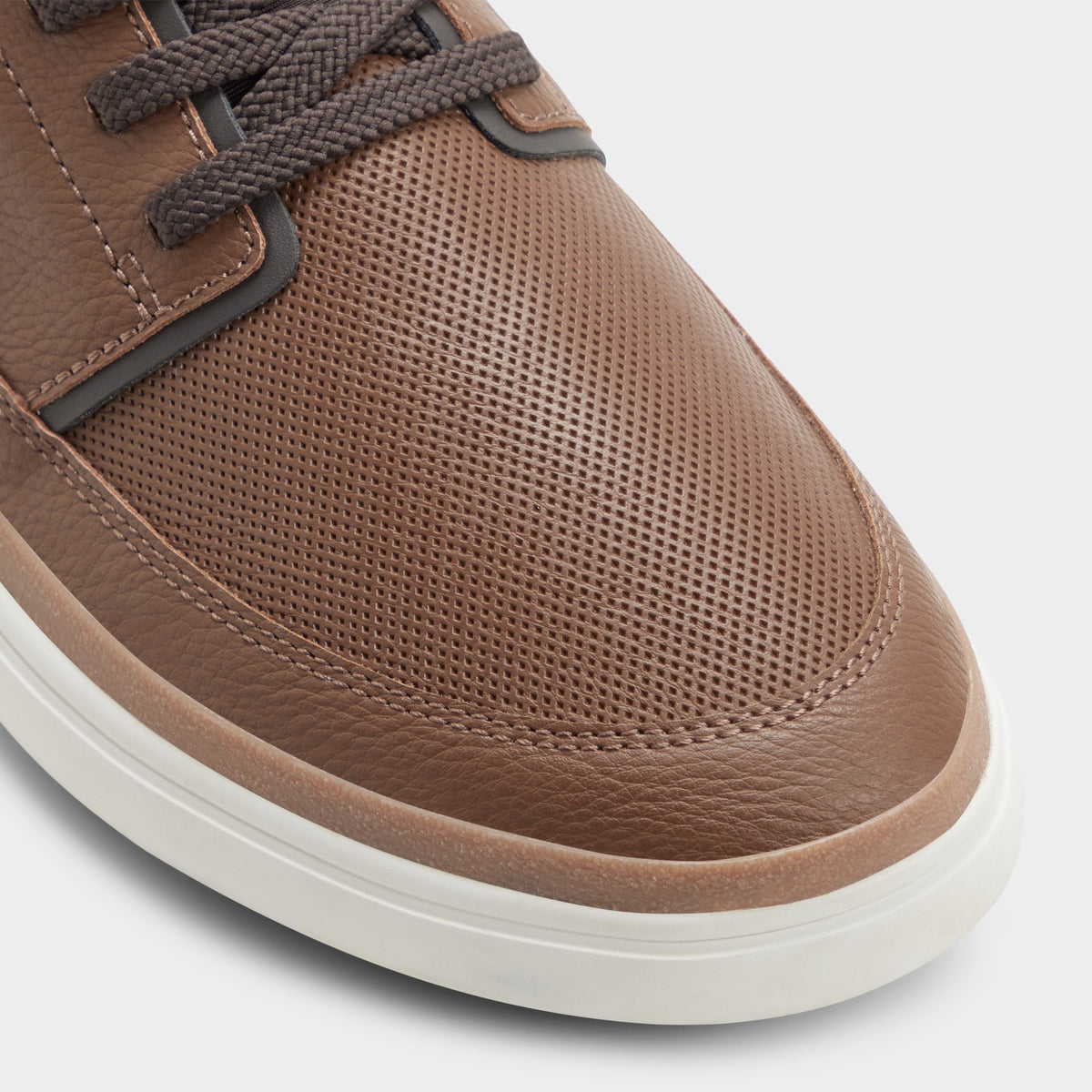 Close-up of the Cognac Kurtis Low top sneaker