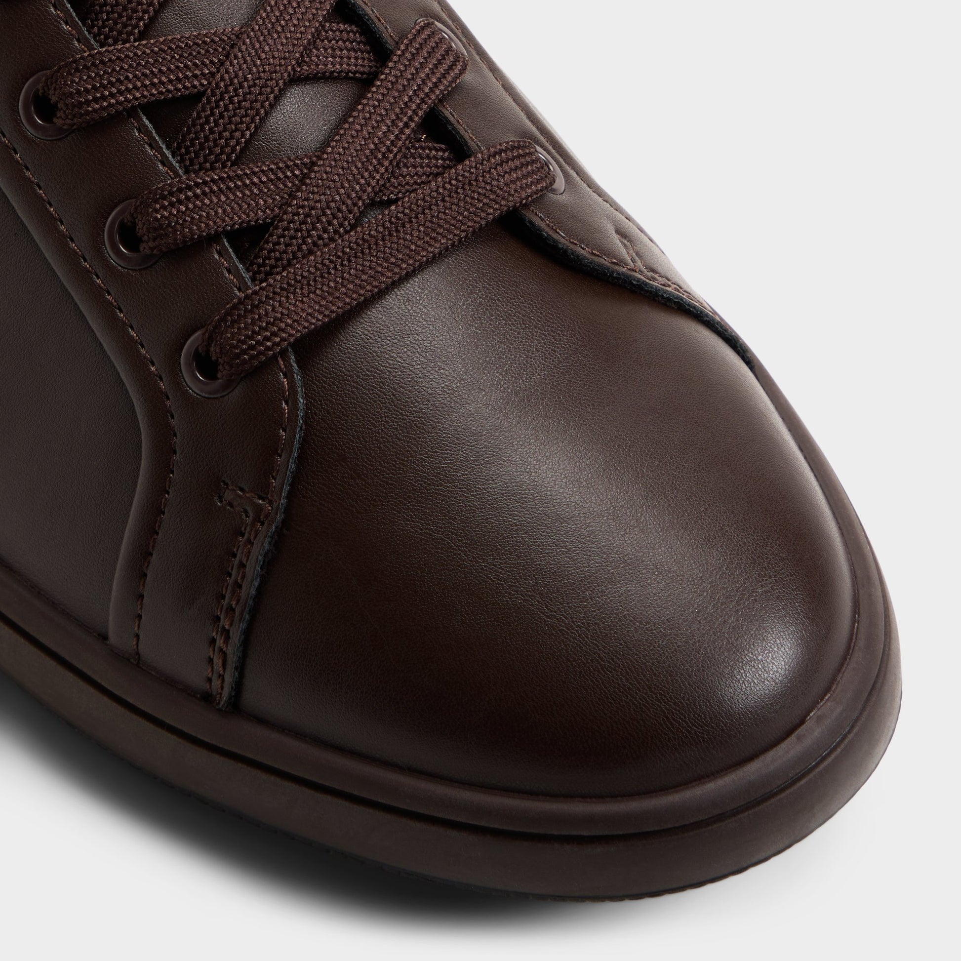 Close-up of the Dark brown Kosmo Low top sneaker