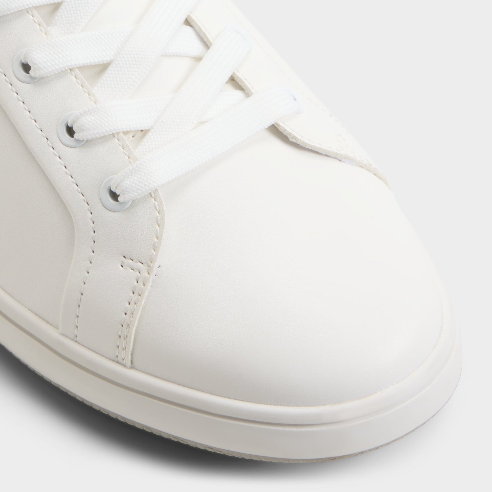 Gros plan de la Blanc Kosmo Sneaker bas