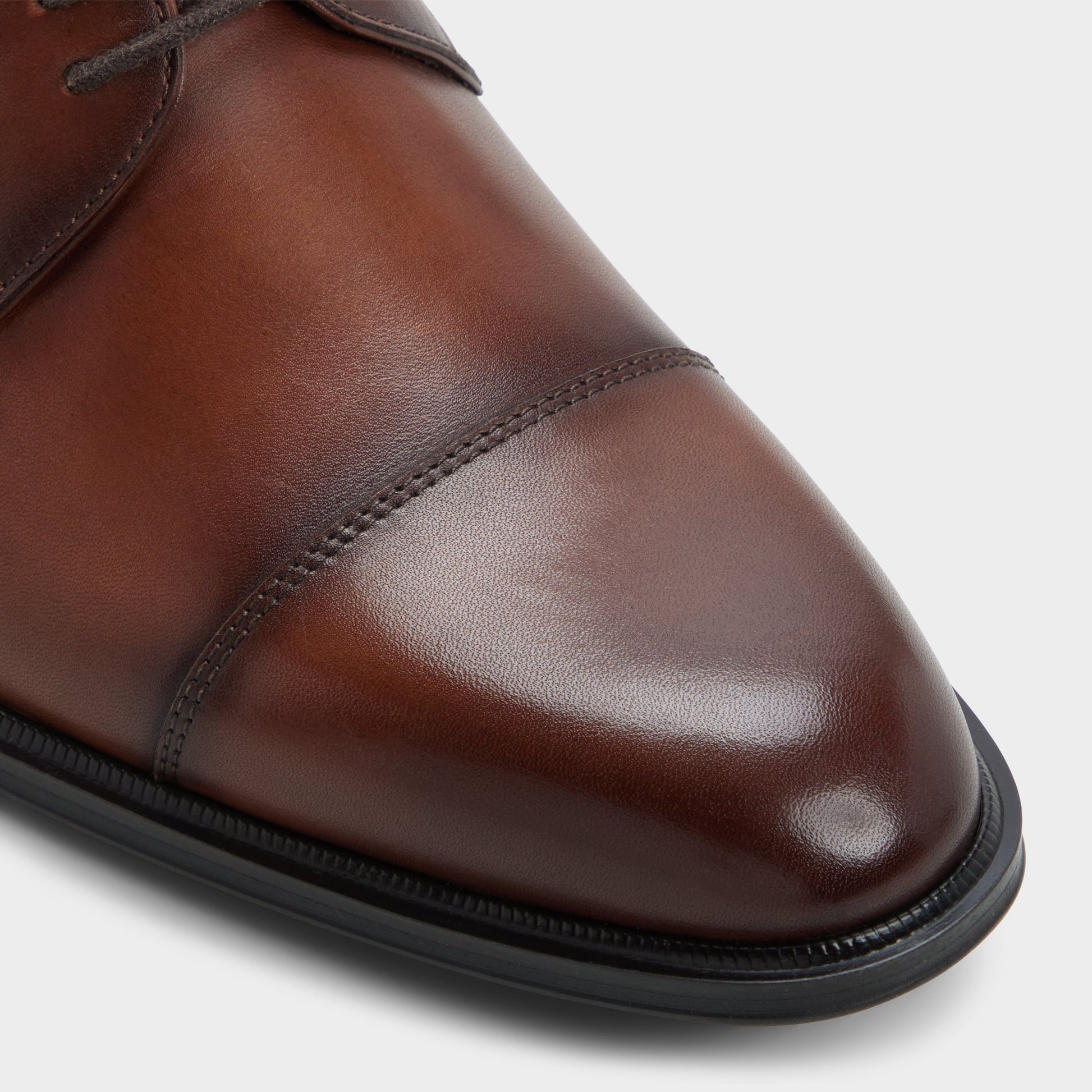 Close-up of the Cognac Davante Oxford shoe