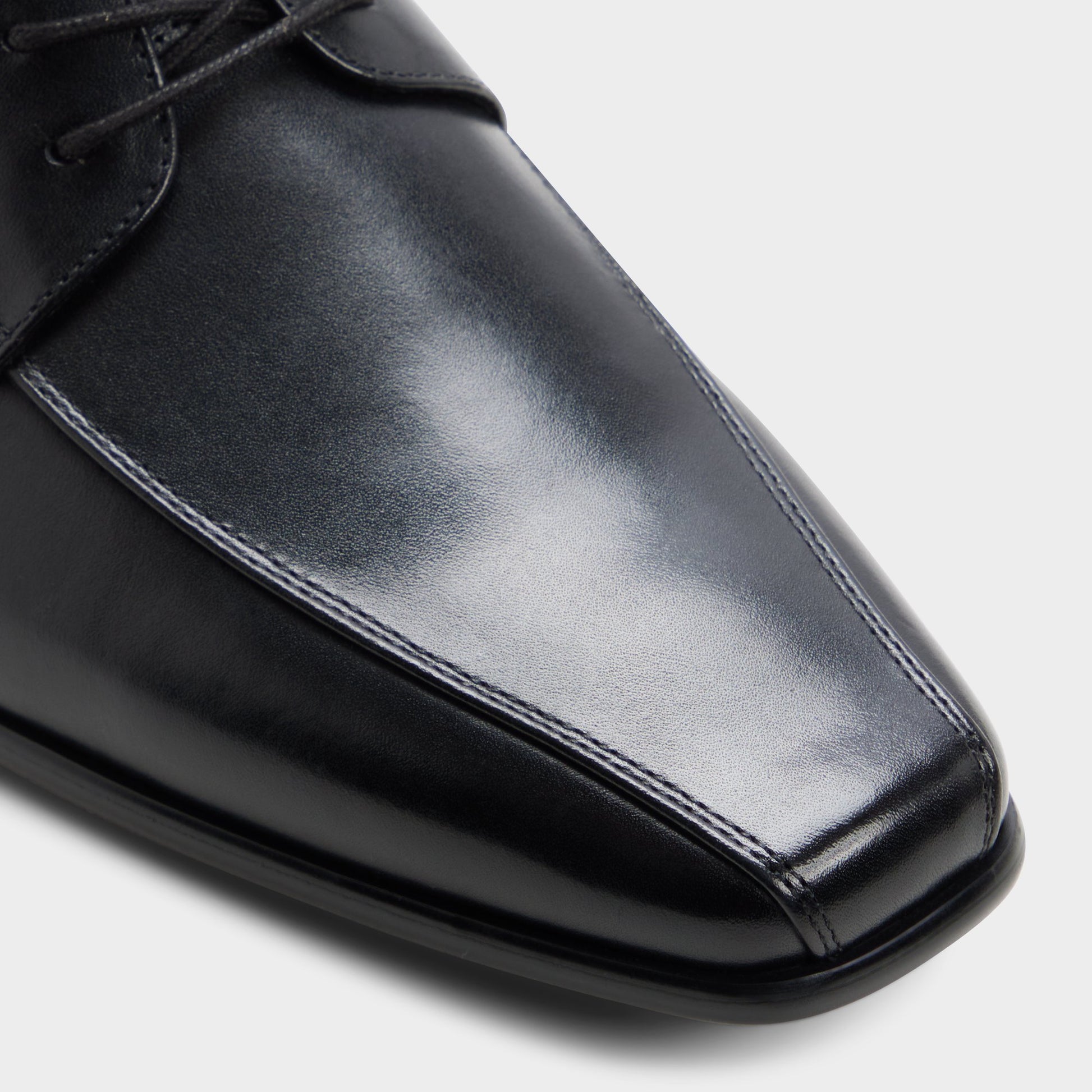 Gros plan de la Noir Demario Chaussure derby