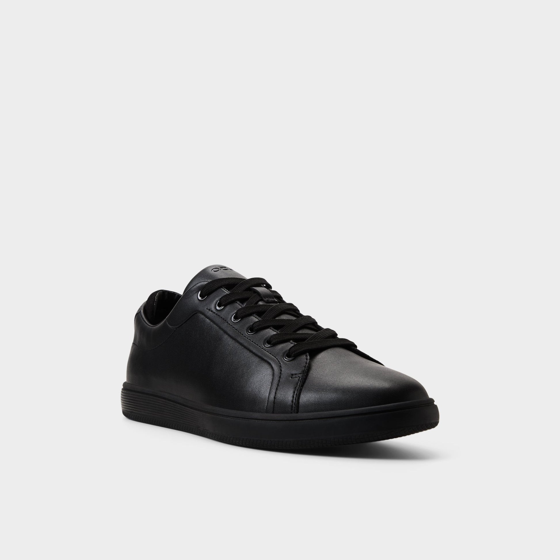 Three-quarter angle of Black/black Kosmo Low top sneaker's front side