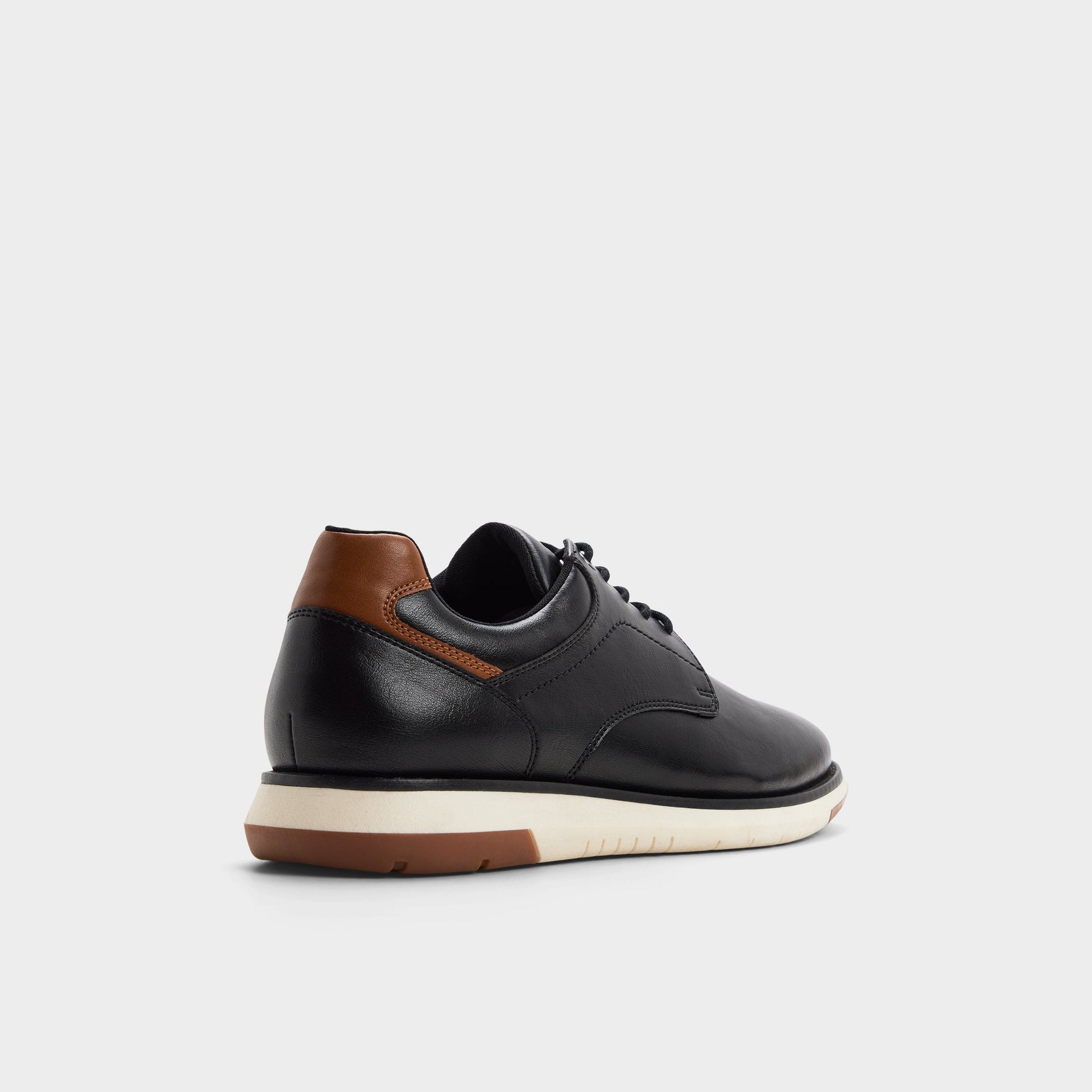 Angle de trois quarts de l'arrière de Noir Kaplan Chaussure Oxford
