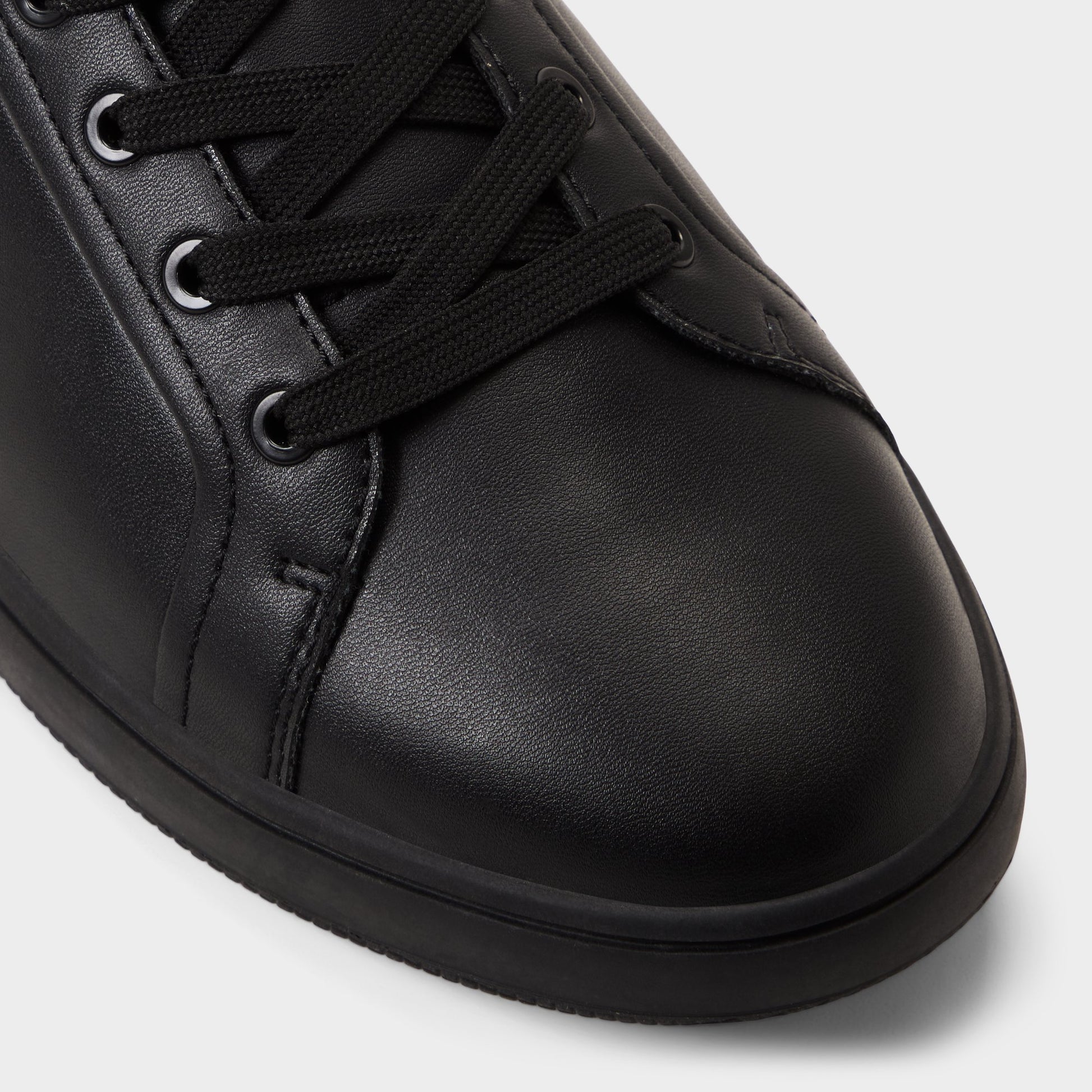 Close-up of the Black/black Kosmo Low top sneaker