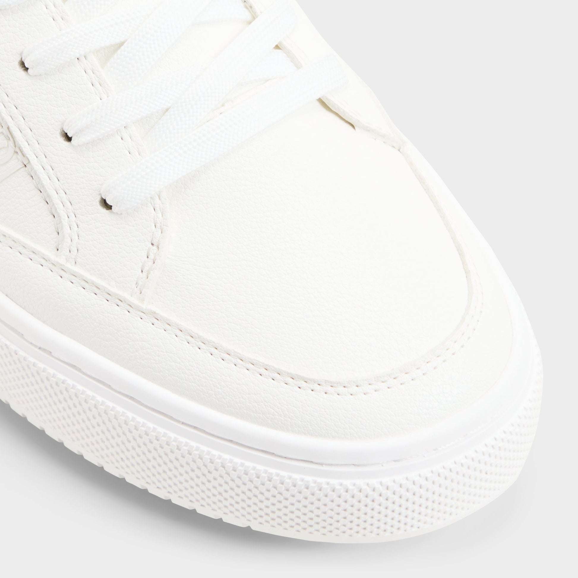 Close-up of the White combo Zaine