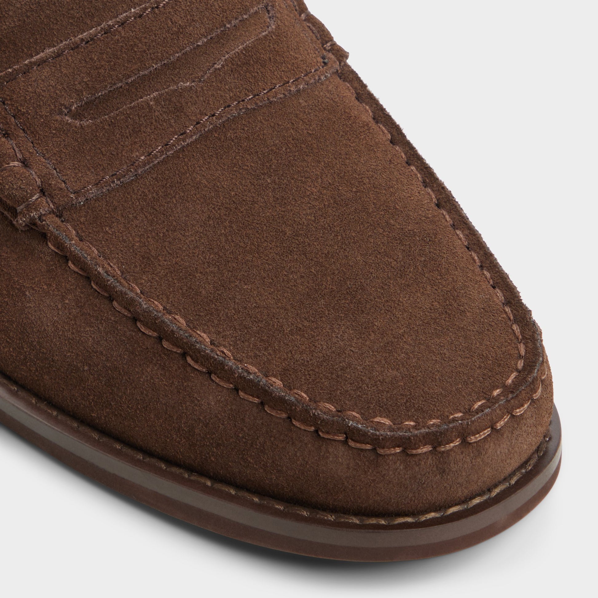 Close-up of the Dark brown Jarey Loafer