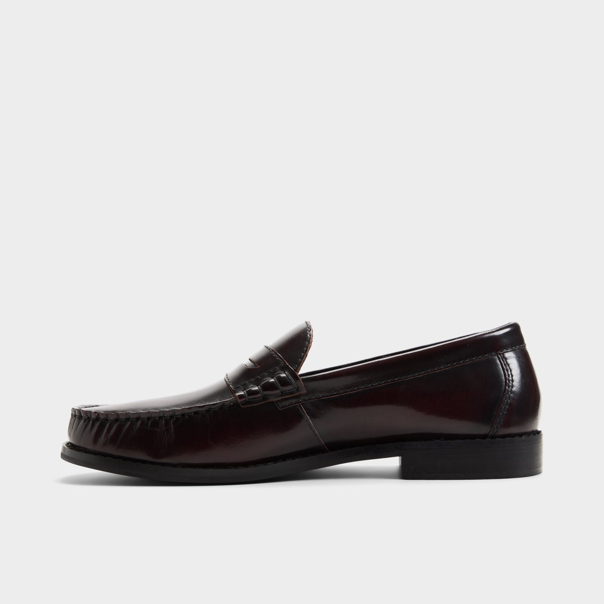 Side view of Bordo Jarey Loafer