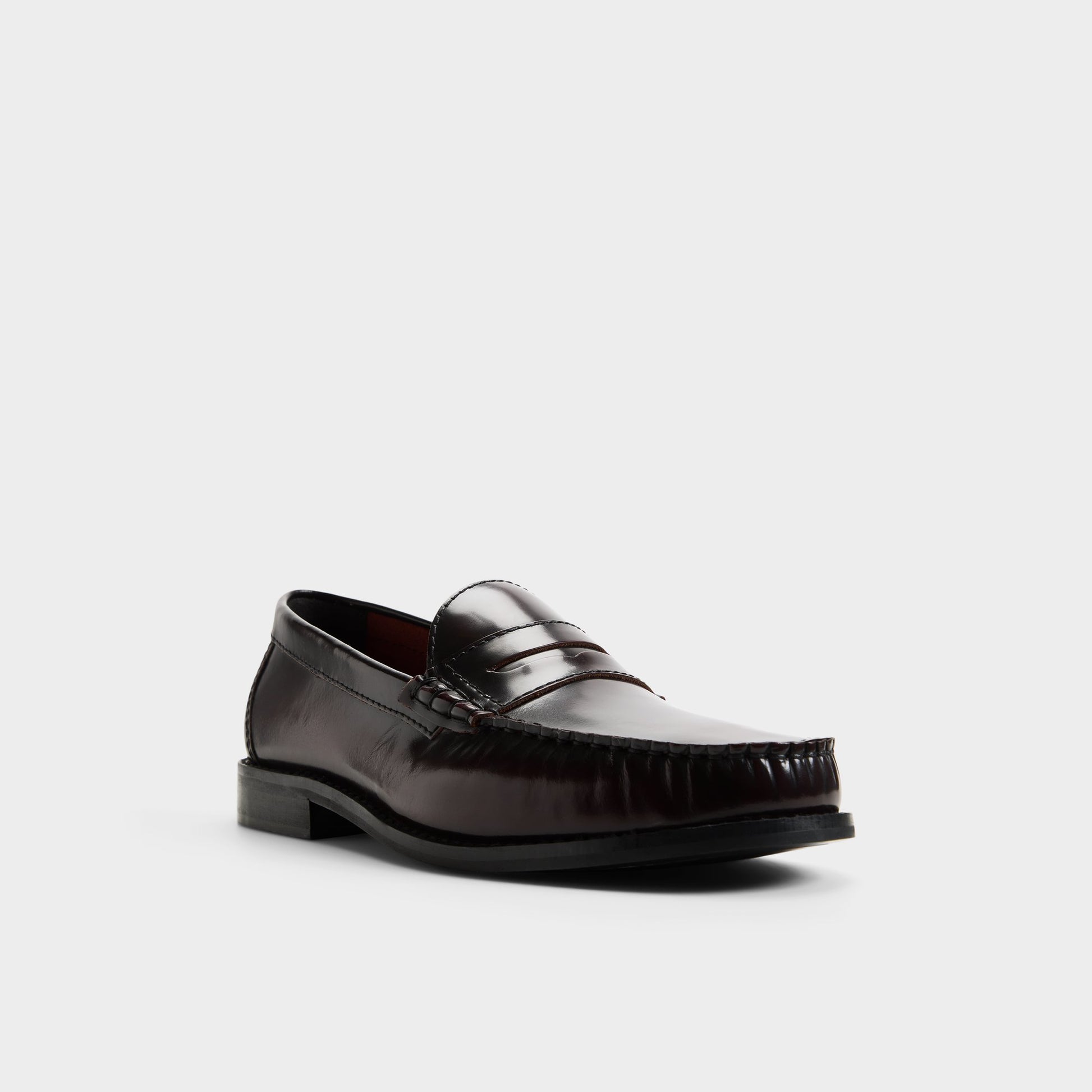 Three-quarter angle of Bordo Jarey Loafer's front side