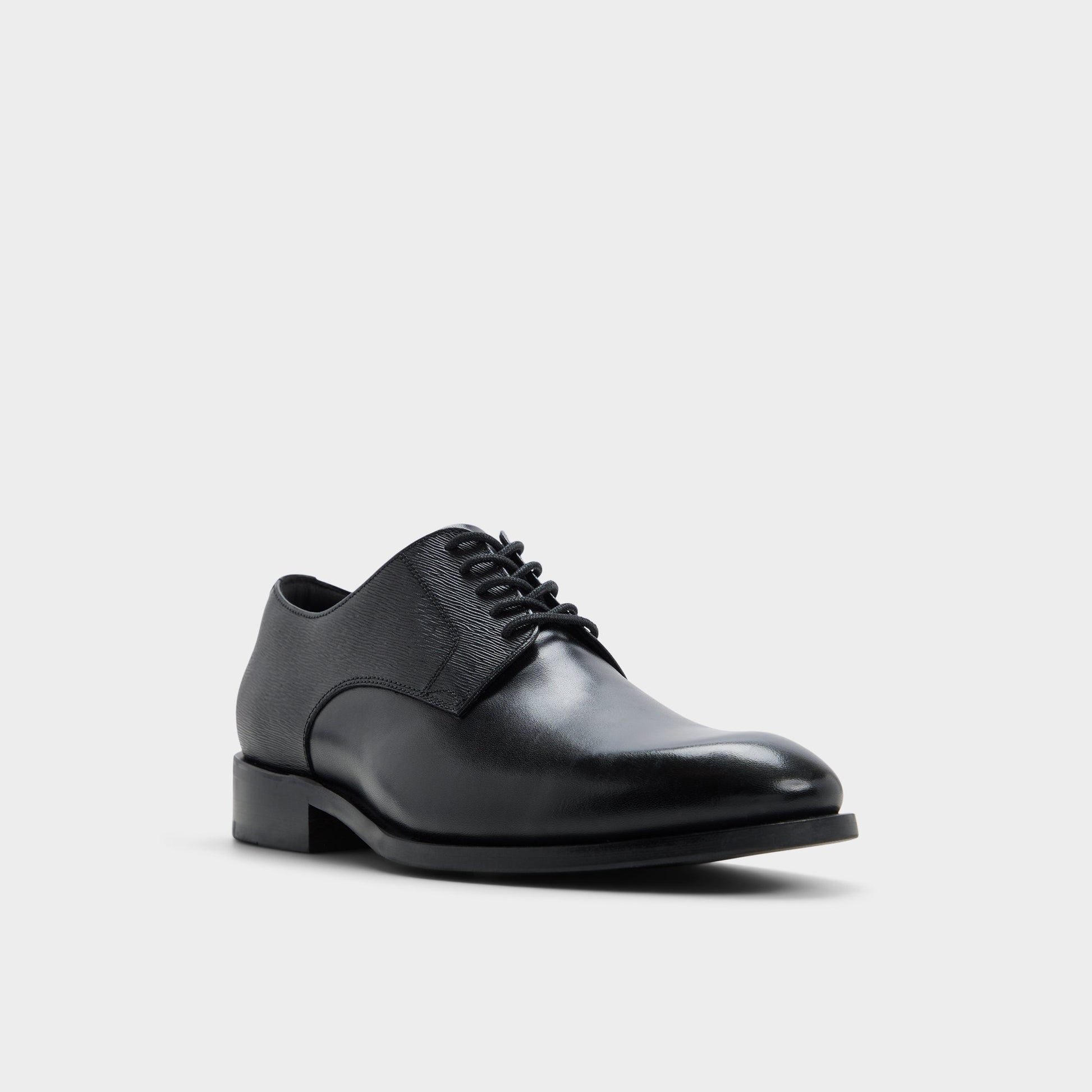 Angle de trois quarts de la face avant de Noir Jarrett Chaussure Oxford
