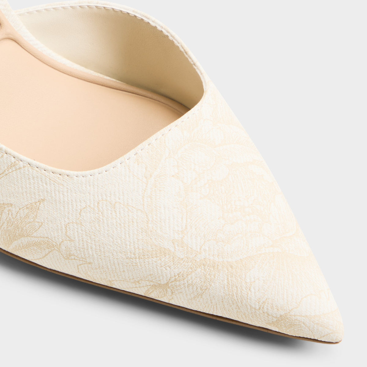 Close-up of the Beige combo Livianna-b