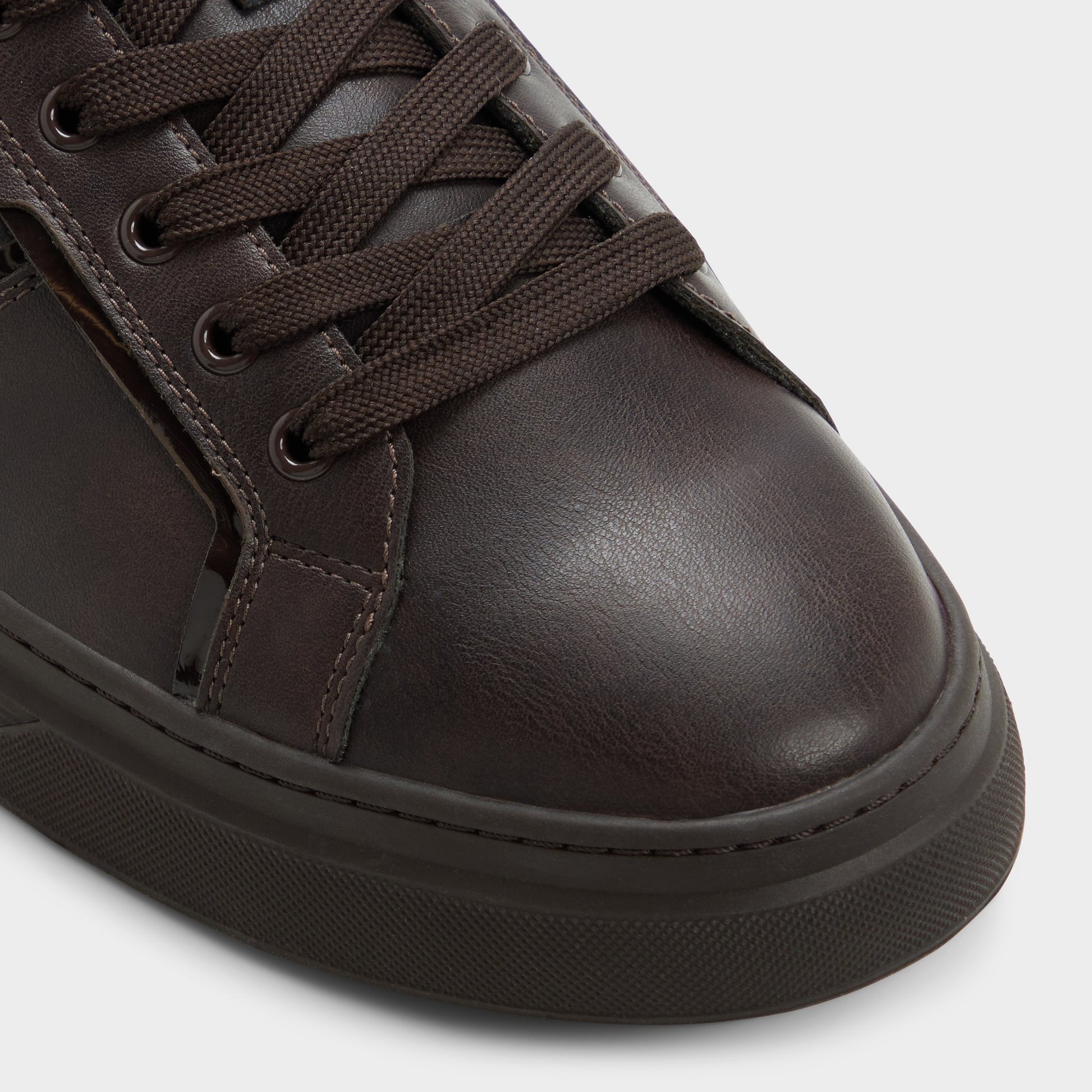 Close-up of the Dark brown Courtline