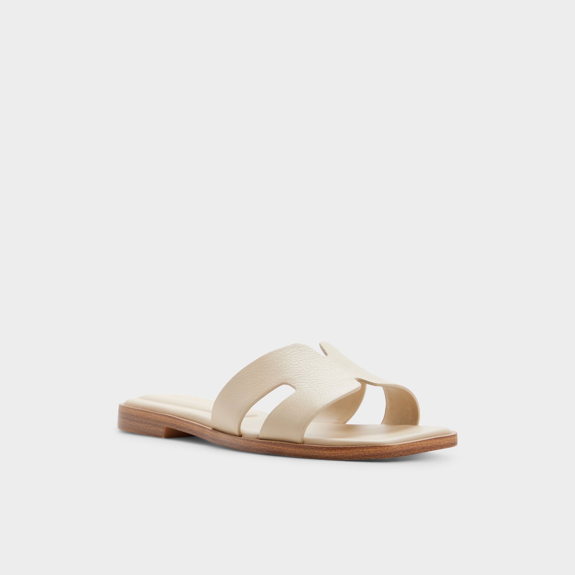 Three-quarter angle of Beige Itsandal Slide sandal's front side