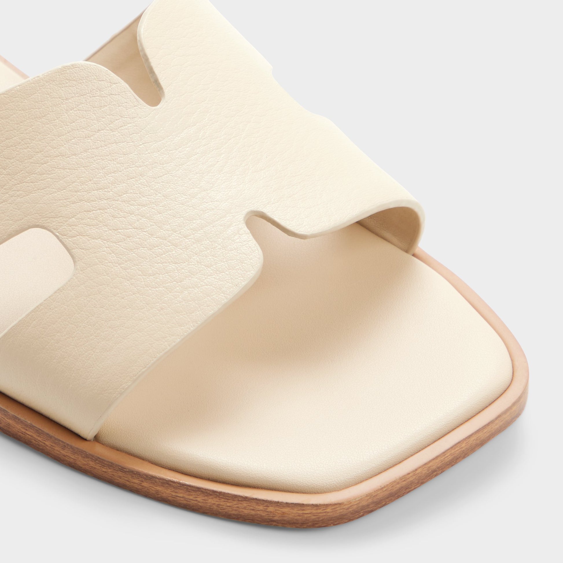 Close-up of the Beige Itsandal Slide sandal