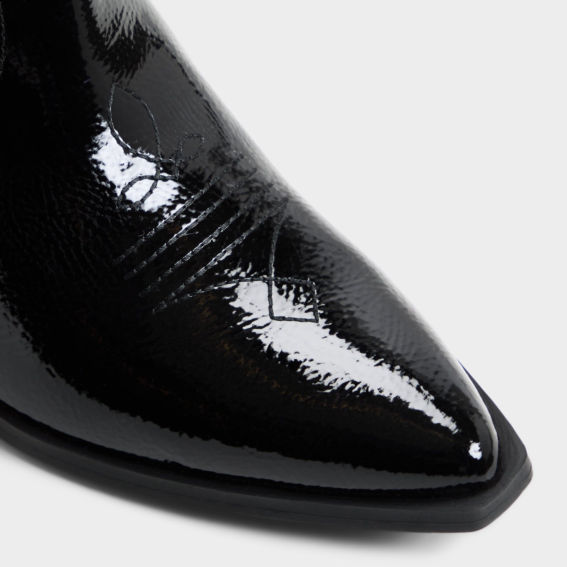 Close-up of the Black combo Cherrily