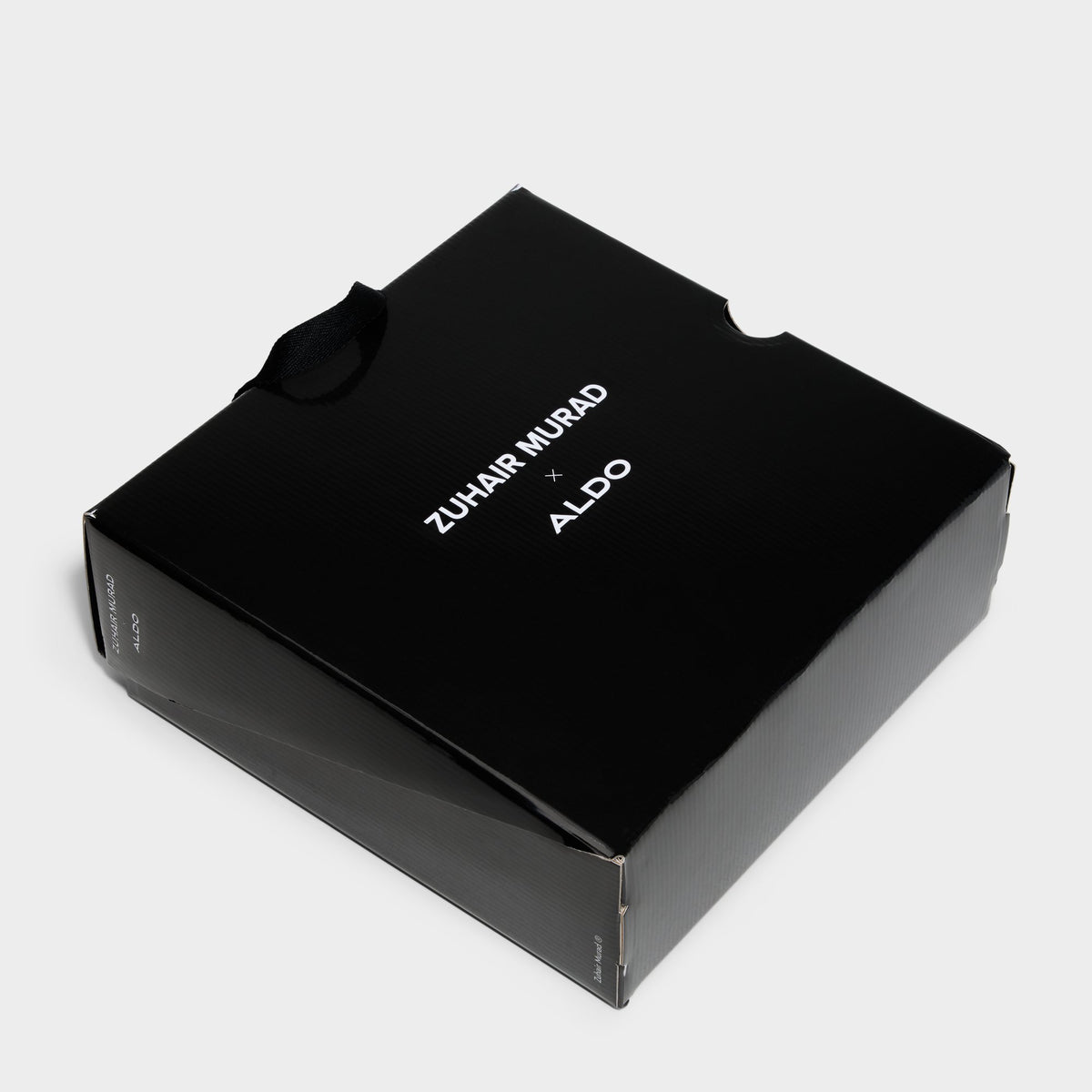 Gros plan de la Noir Zuhair Murad x ALDO Platform Sandal