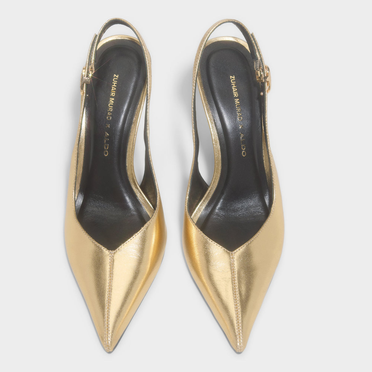 Angle de trois quarts de la face avant de Or Zuhair Murad x ALDO Slingback Heel