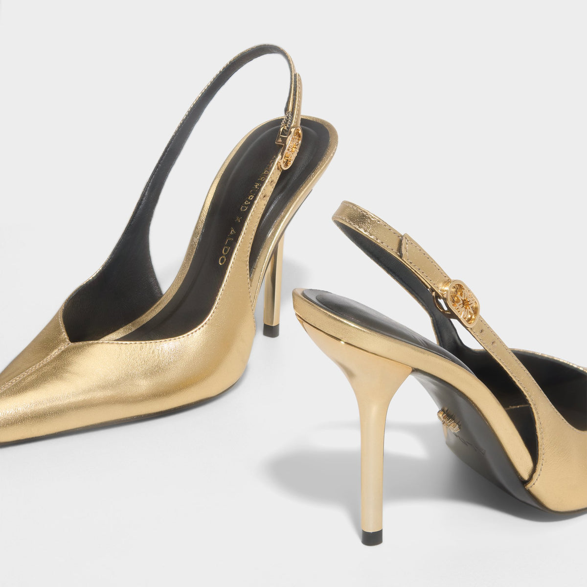 Vue en surbrillance d'une paire de Or Zuhair Murad x ALDO Slingback Heel  s