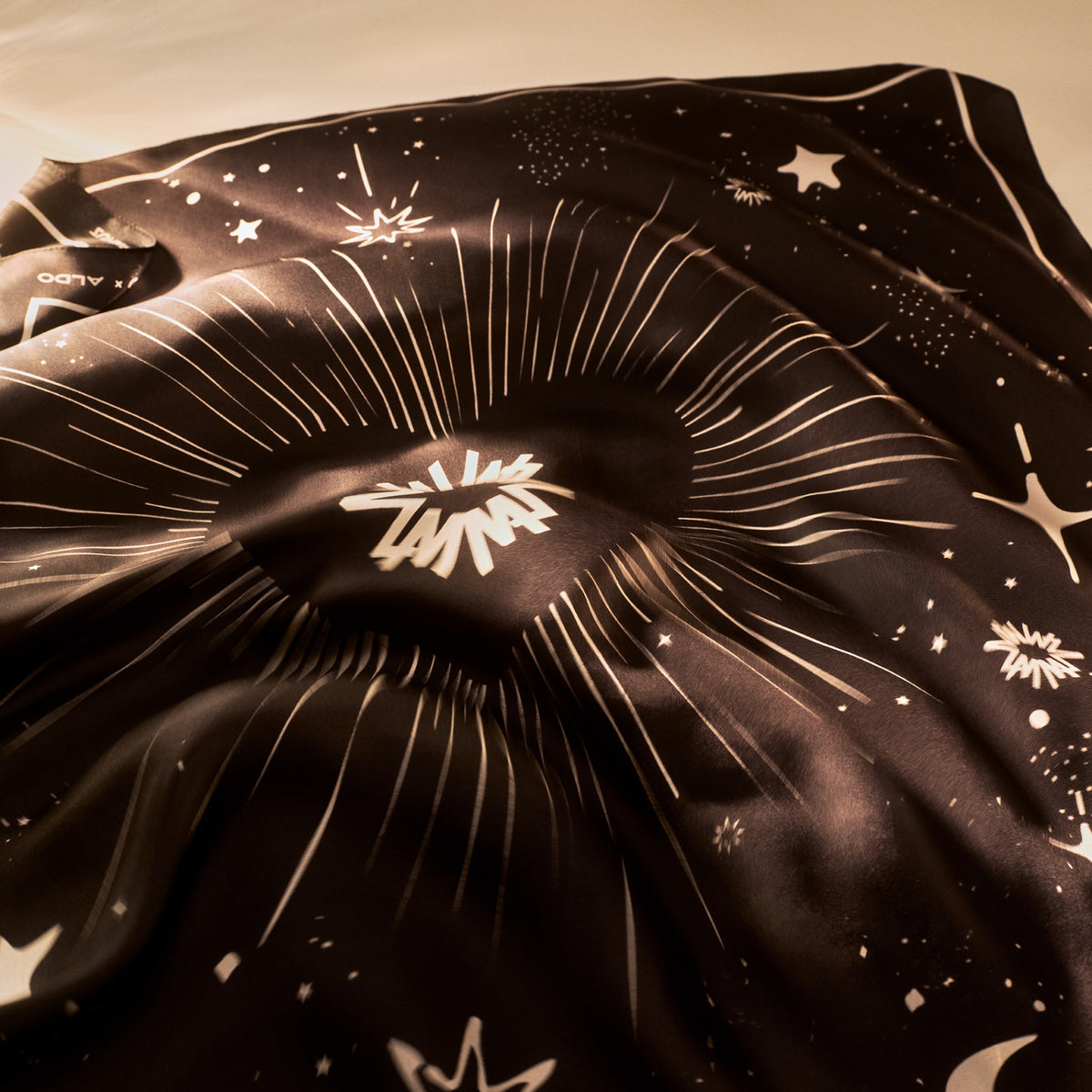 Support produit pour Zuhair Murad x ALDO Silk Scarf