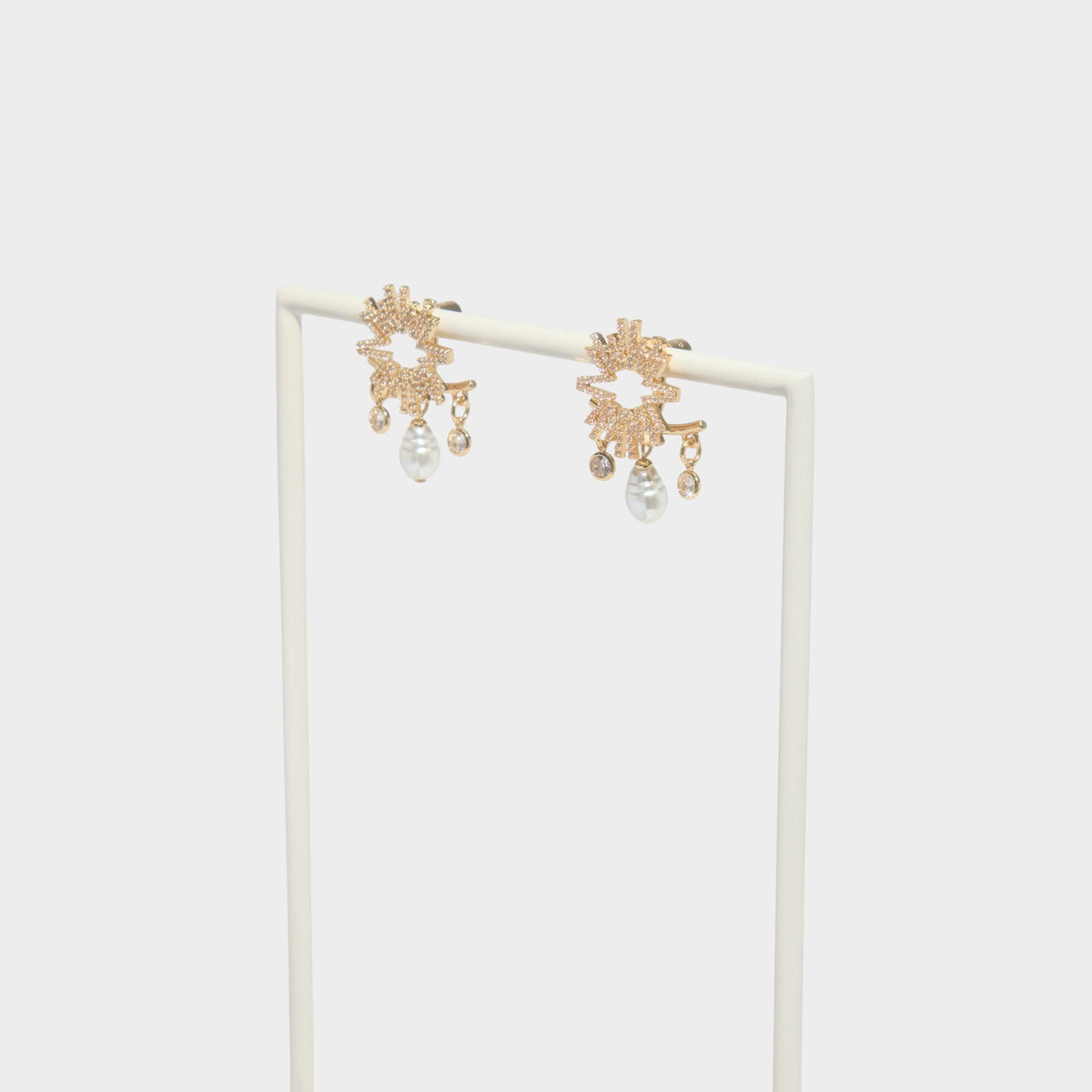 Support produit pour Zuhair Murad x ALDO Pearl Earrings