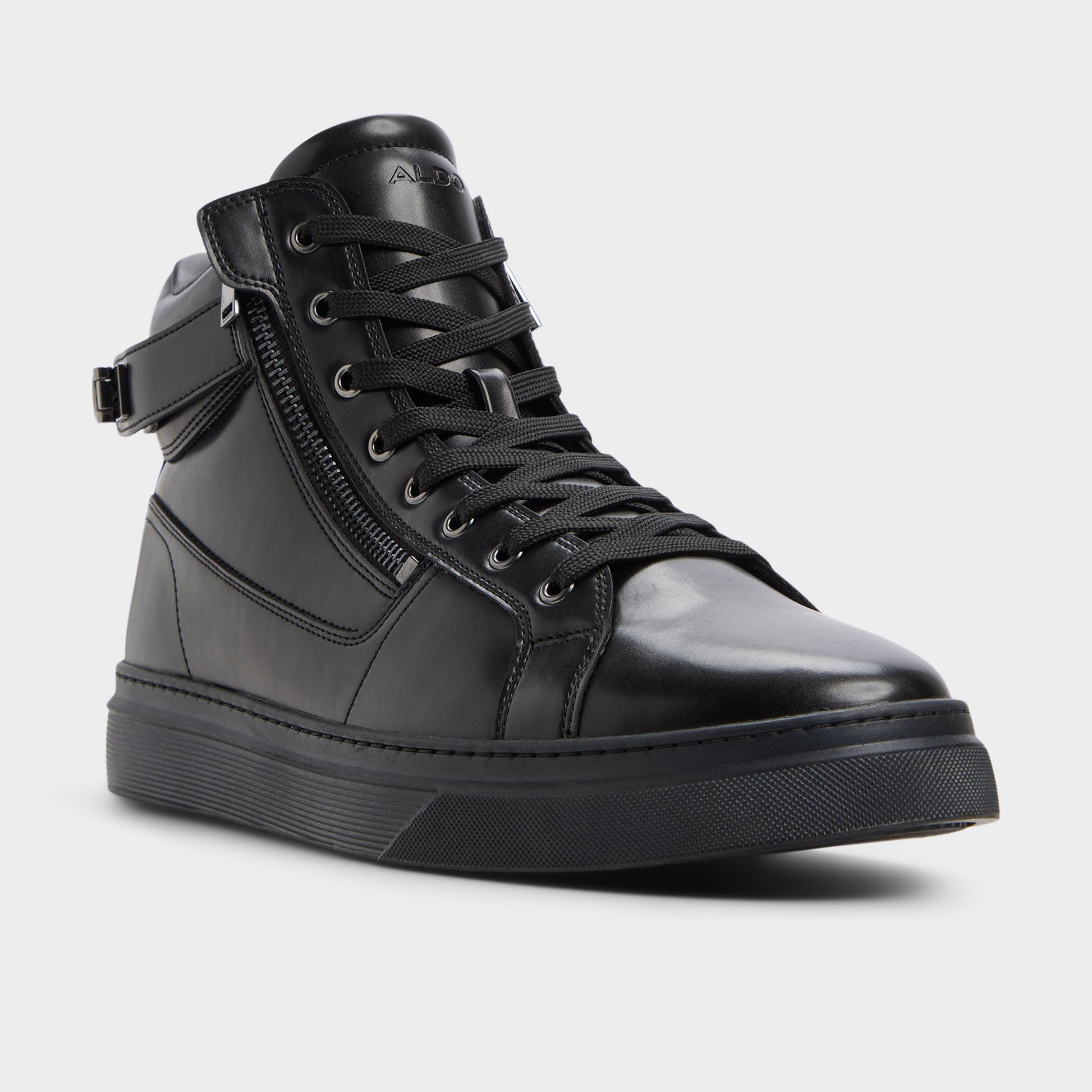 Three-quarter angle of Black/black Martyn Low top sneaker's back side