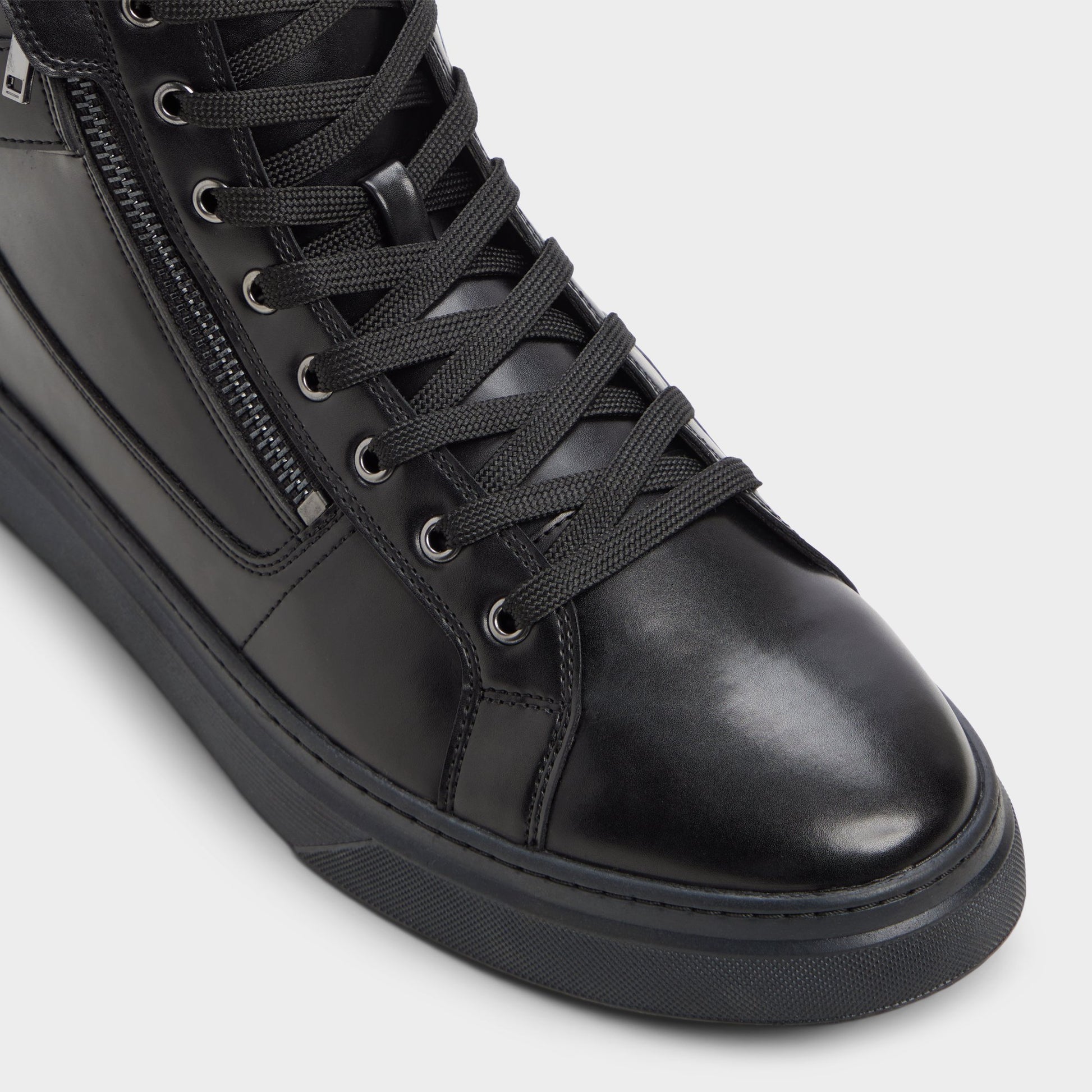 Three-quarter angle of Black/black Martyn Low top sneaker's front side