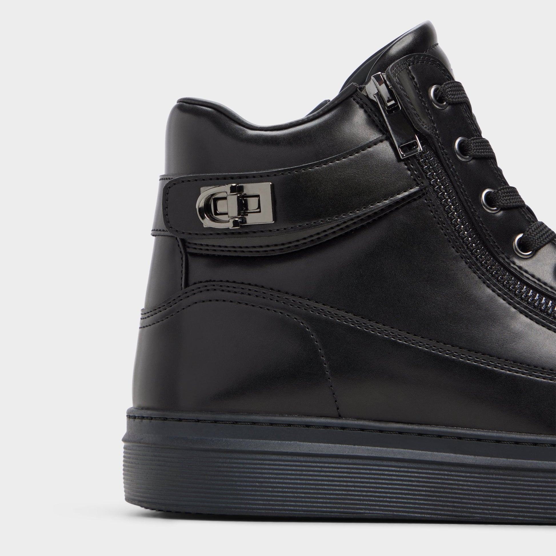 Close-up of the Black/black Martyn Low top sneaker