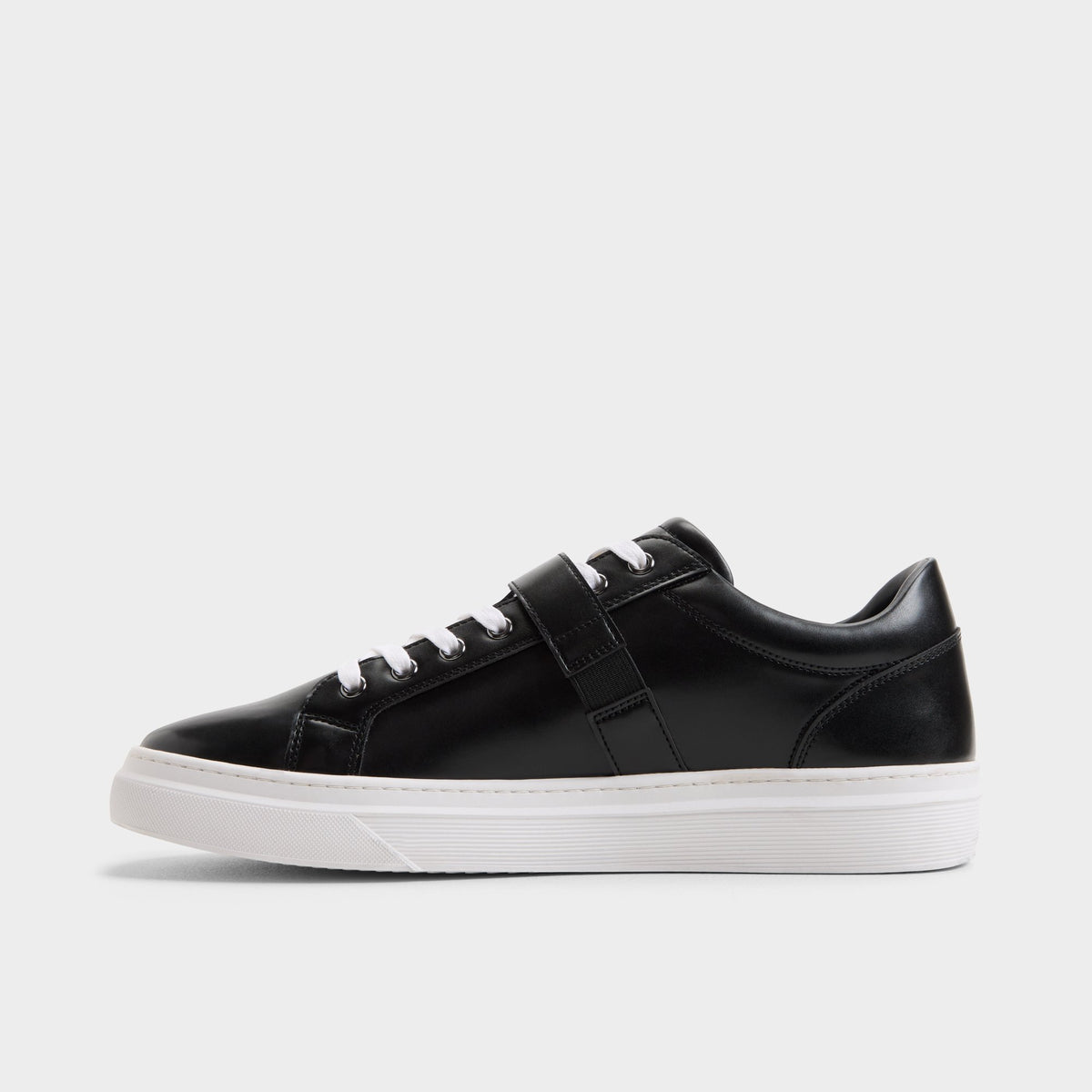 Side view of Black/white Iann
