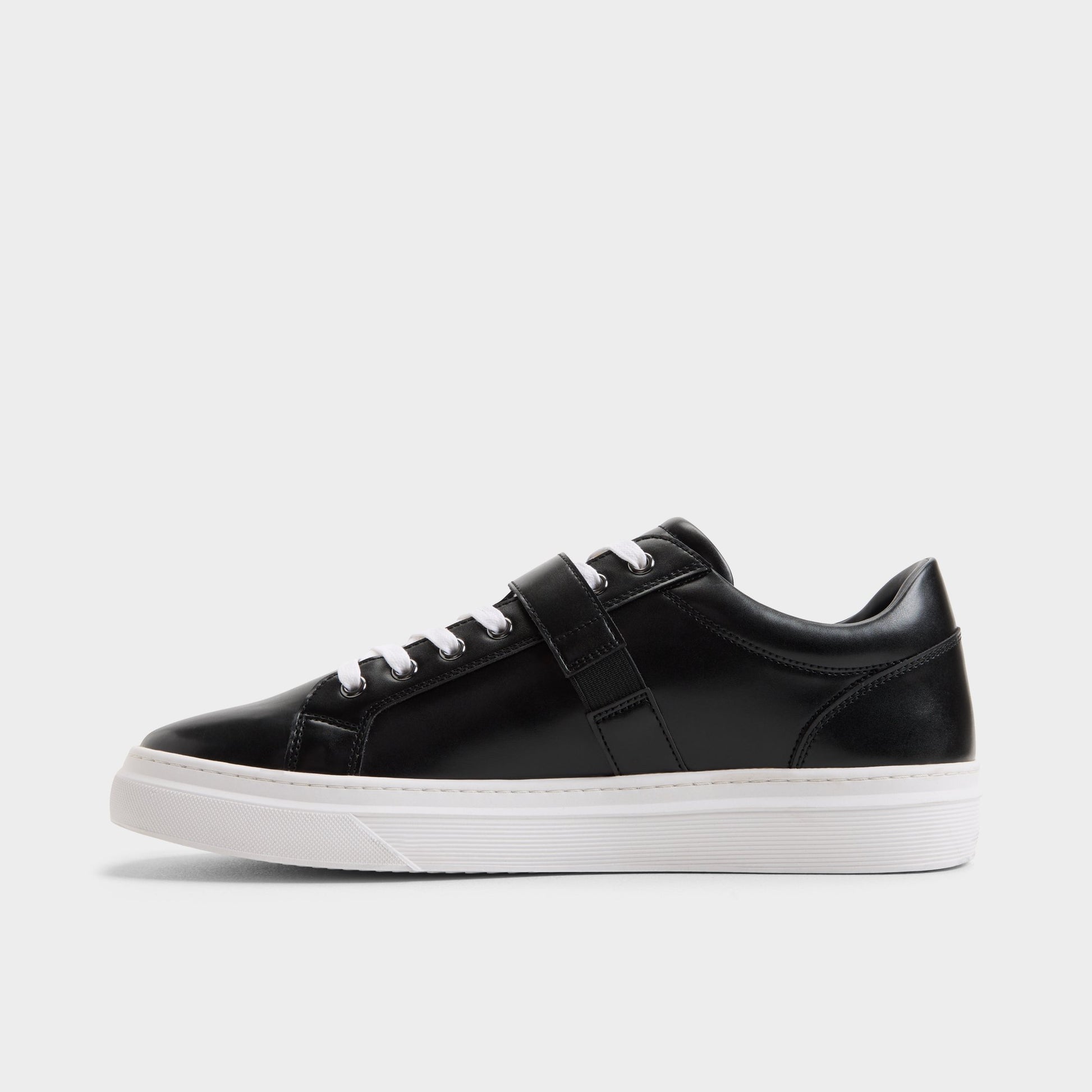 Side view of Black/white Iann Low top sneaker