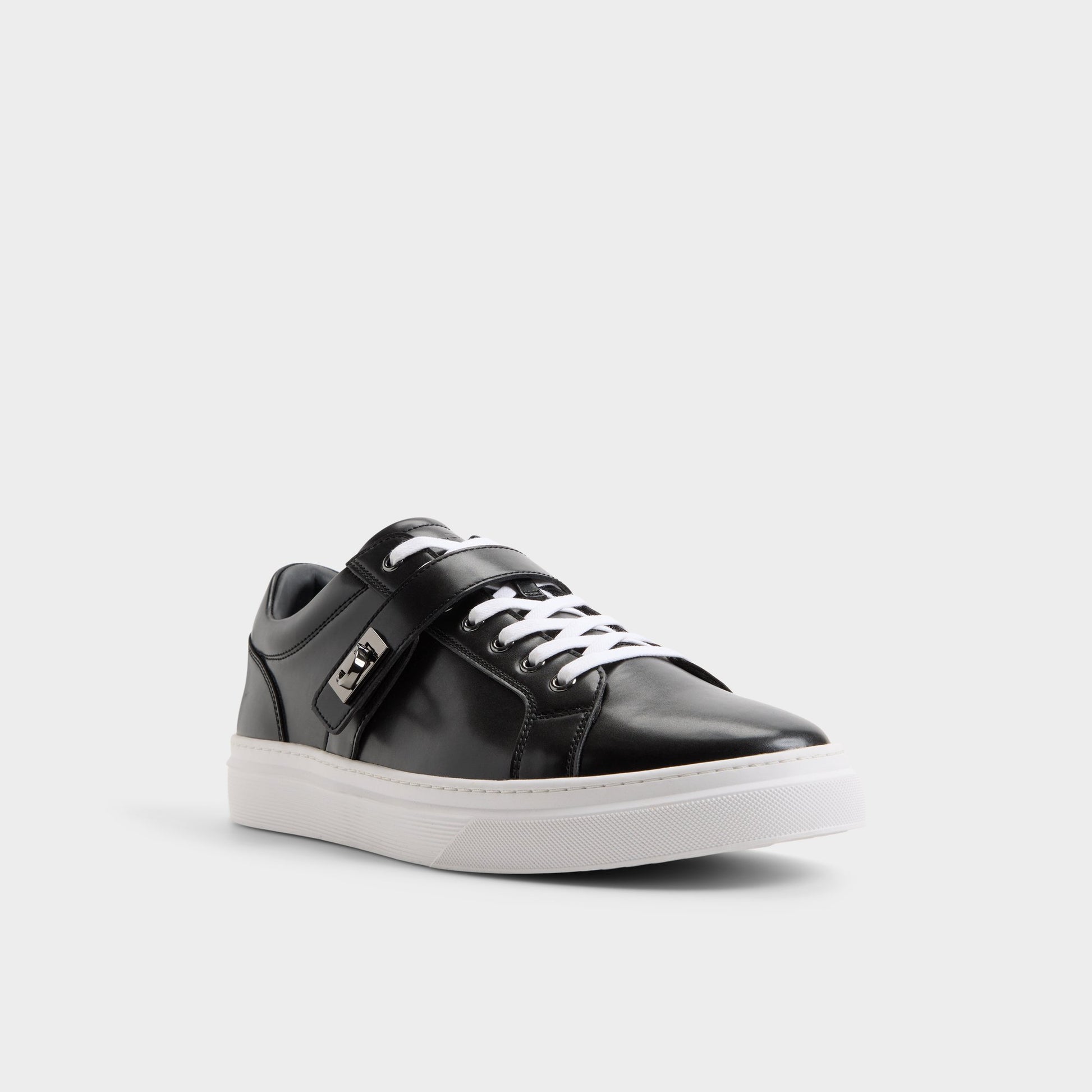 Three-quarter angle of Black/white Iann Low top sneaker's front side