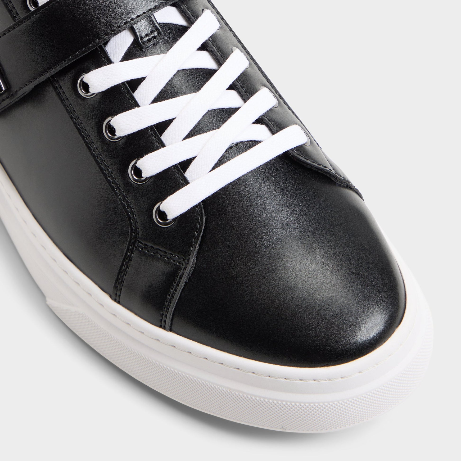 Close-up of the Black/white Iann Low top sneaker