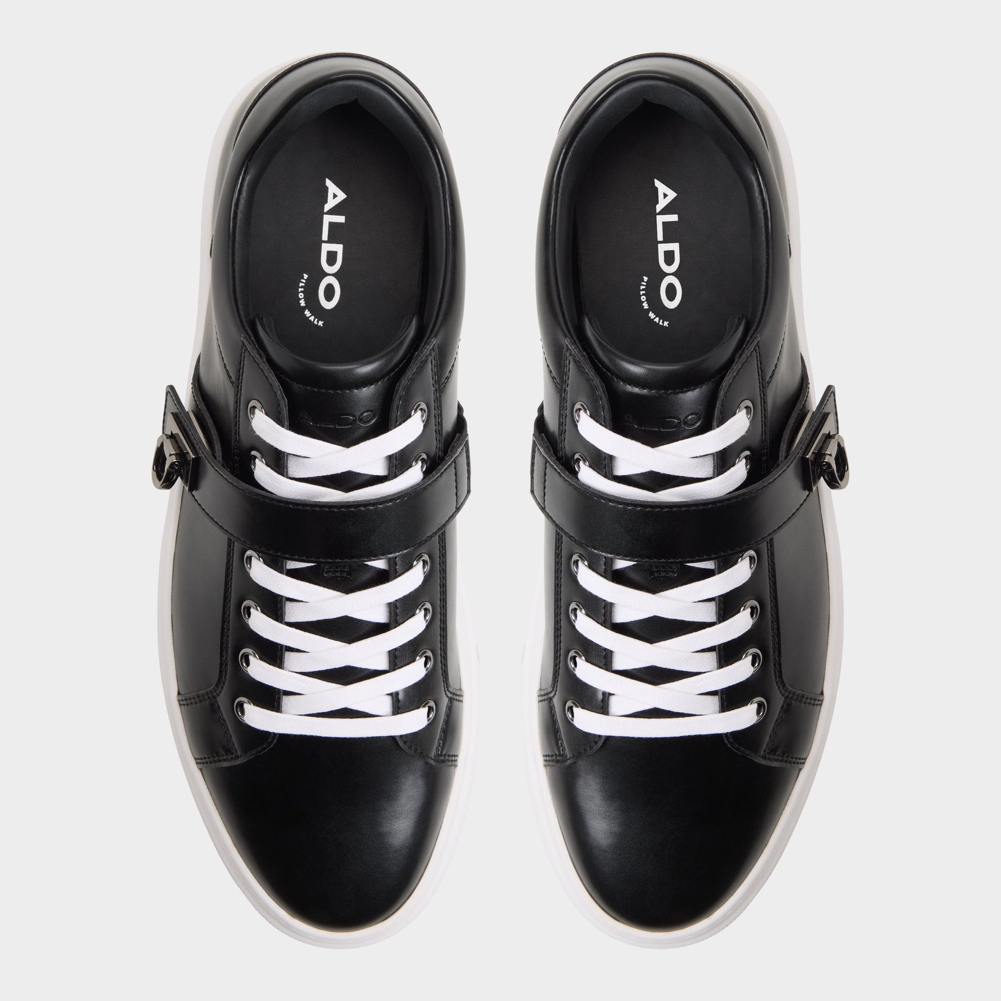 Top-down view of the Black/white Iann Low top sneaker