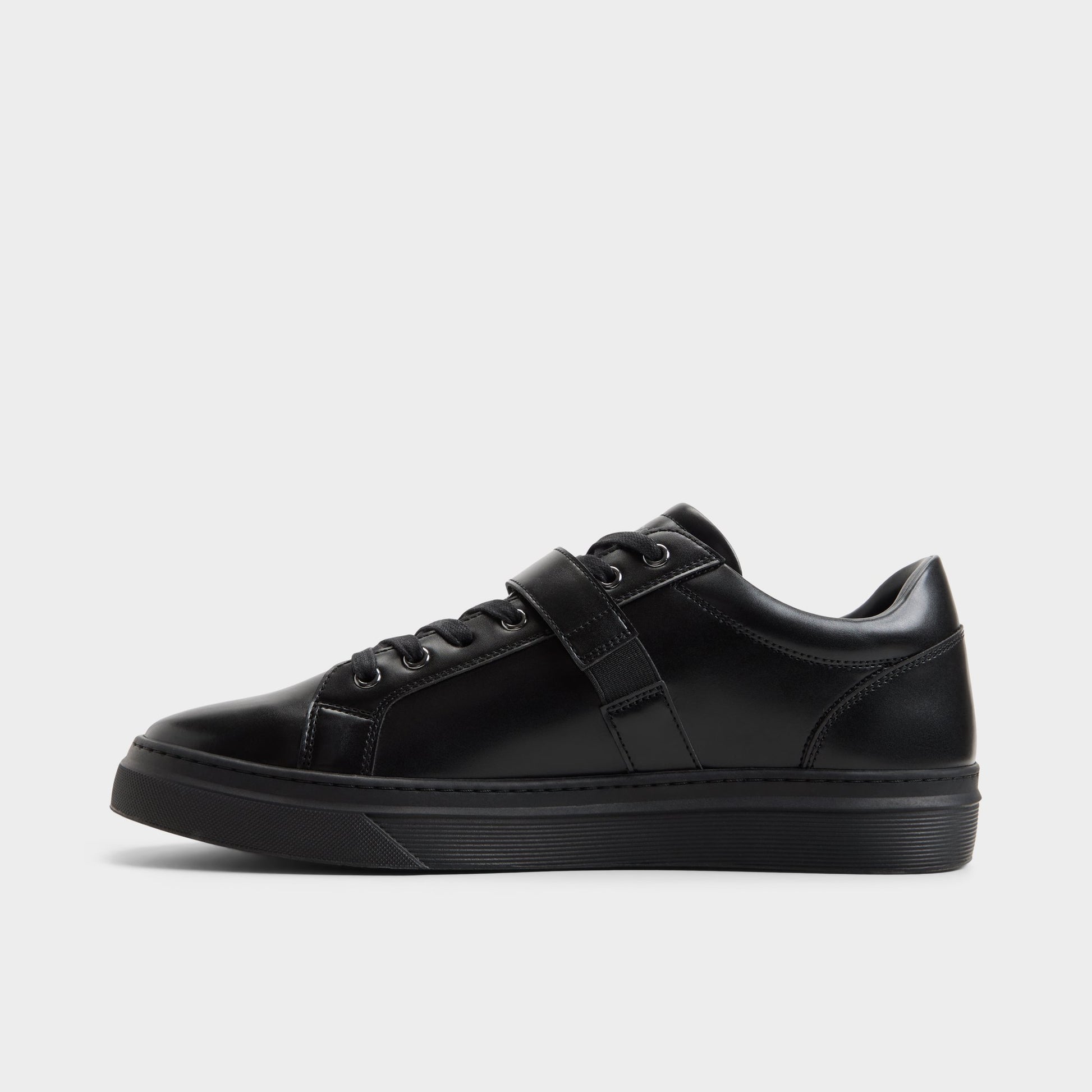 Vue latérale de Noir/noir Iann Sneaker bas
