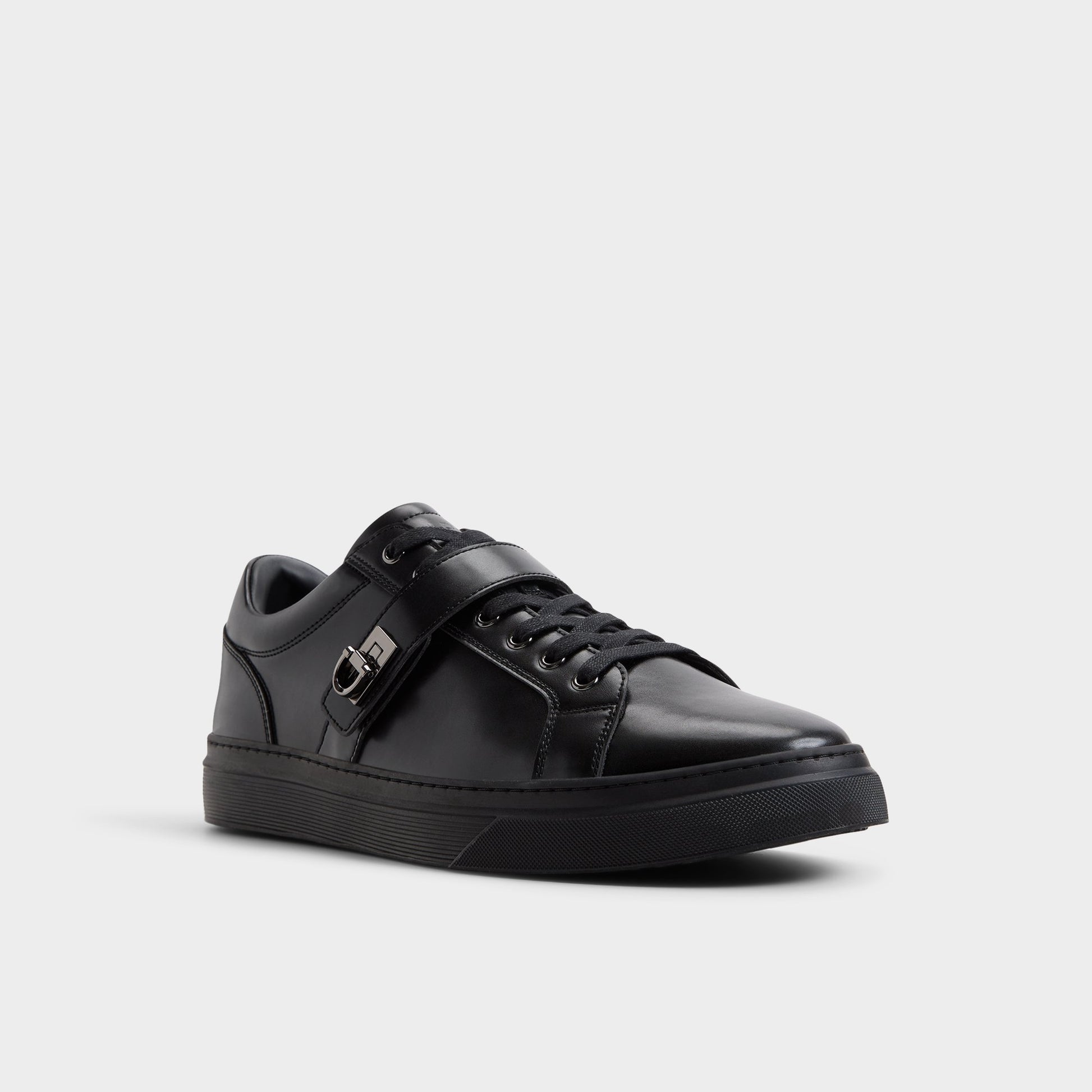 Angle de trois quarts de la face avant de Noir/noir Iann Sneaker bas