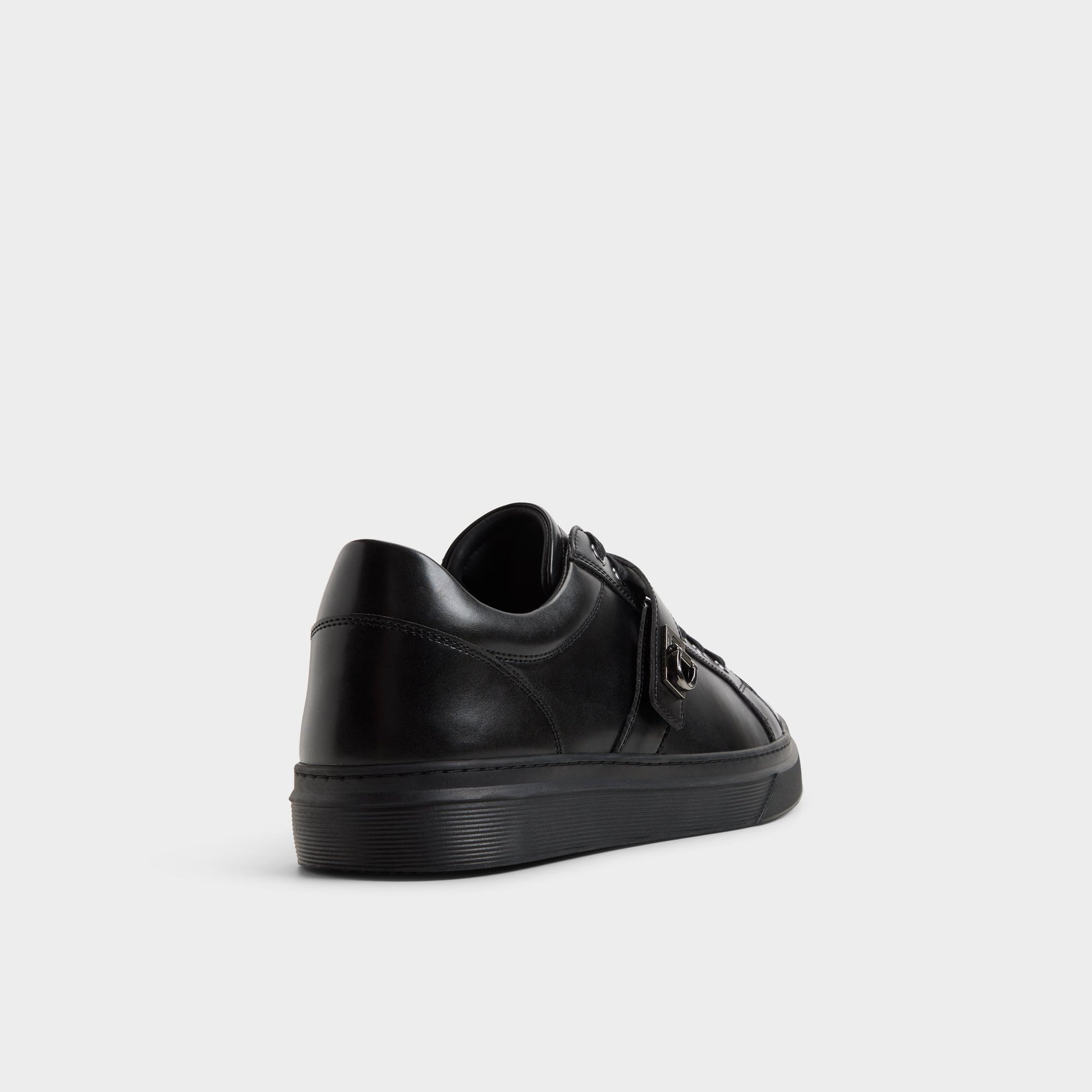 Three-quarter angle of Black/black Iann Low top sneaker's back side