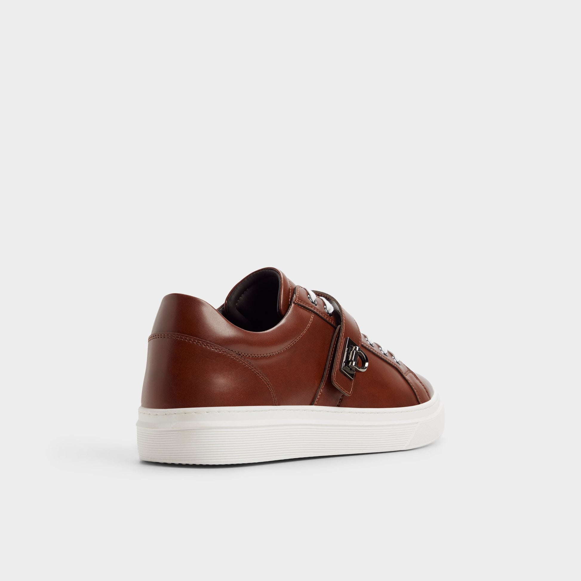 Angle de trois quarts de l'arrière de Beige Iann Sneaker bas